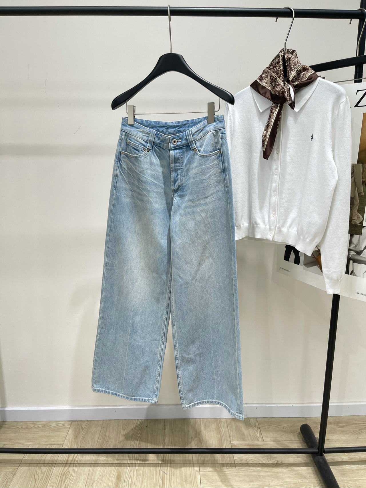 NO:492199,[Ouyang Nana light blue cat whisker jeans], fabric denim cotton, light blue color FAX COPY EXPRESS* · Light blue washing ghost claw cat whisker cotton straight-leg pants Gardener jean trousers Classic straight-leg jeans style, this season is a light work style. The natural white wash and fall color and cat whisker effect are integrated into the summer light blue tannin tones, and combined with the embellishment of the retro logo, highlighting the retro meaning and easily illuminating the daily style. · Old-fashioned wash light blue. Cotton Natural fall color wash effect, retro white texture with bright texture of ghost claw cat whisker wash texture with light partially aged and worn straight bag shape cut medium-high waist design old rust-color copper nails Double insert bag on the front, with coin bag · Double patch pocket on the back, Fax copy on the right bag is decorated with Fax copyright bag  express* retro style woven labels·neutral design, compatible with different body shapes Flat size S waist 68, hip circumference 98, trouser length 105 M waist circumference 72, hip circumference 102, trouser length 106 L waist circumference 76, hip circumference 106, trouser length 107 Manual measurement will have 2~3cm errors within the normal range, jeans, alexander wang19860909【欧阳娜娜浅蓝猫须牛仔裤】 ,面料牛仔棉 颜色浅蓝 FAX COPY EXPRESS* · 浅蓝水洗鬼爪猫须棉质直筒裤 园丁牛仔长裤 经典直筒牛仔裤版型,本季以轻工装风格焕然登场.自然泛白的水洗落色和猫须效果,融入夏日感的浅蓝丹宁色调之中,配合复古徽标的点缀,突显复古意味,轻松点亮日常造型. ·做旧水洗浅蓝色.棉 自然落色水洗效果,复古泛白质感鲜明的鬼爪猫须水洗纹理局部轻微做旧磨毛处理直筒袋状廓形剪裁中高腰设计做旧锈色铜钉 正面双插袋,配零钱袋 ·背面双贴袋,右袋饰有Fax copy express*复古风格梭织标签·中性设计,兼容不同身形 平铺尺码 S腰围68,臀围98,裤长105 M腰围72,臀围102,裤长106 L腰围76,臀围106,裤长107 手工测量会有2~3cm误差属于正常范围,,jeans,alexander wang,Women's clothing