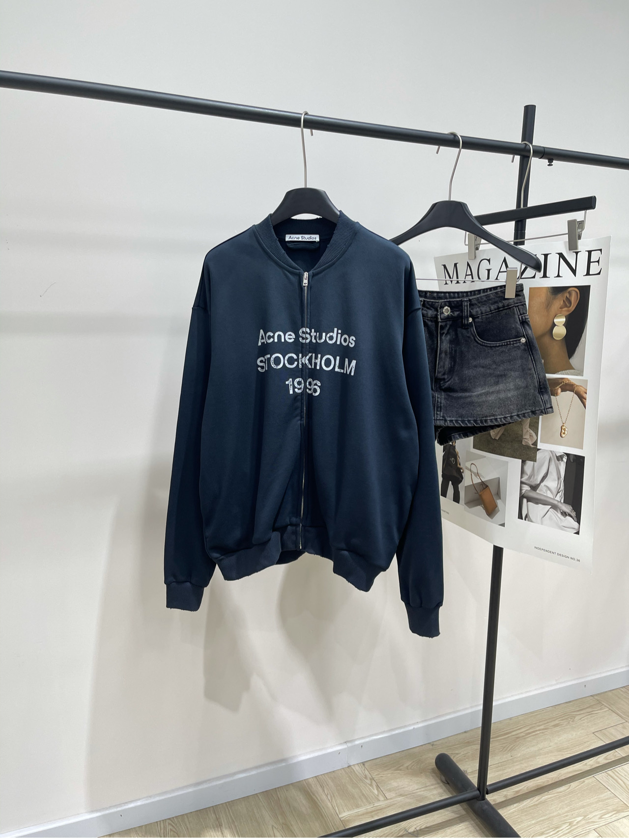 NO:493822,【AC hidden blue letter printing baseball sweatshirt coat】, fabric full cotton wool cotton color hidden blue Acne Studio 1996 classic and new coat American casual feeling, but Acne has a washed and old print on the chest, which has a retro charm precipitated by time.. Fashionable and fashionable tones, bright and not exaggerated. The shoulder-drop design and loose drape make it look slim and American street-like. Washed and old iconic 1996 and brand printing The perfect fusion of classic and trend S shoulder width 57, bust 124, 65, sleeve length 66 M shoulder width 58, bust 128, 67, sleeve length 67 L shoulder width 59, bust 132, 69, sleeve length 68 Manual measurement will have 2~3cm errors within the normal range,,acne  studios,dior,hoodie,sweatshirts,jackets & coats,alexander wang19860909【AC藏蓝字母印花棒球卫衣外套】 ,面料全棉毛圈棉 颜色藏蓝 Acne Studio 1996经典与新款外套 美式休闲的感觉,但Acne这件胸前有水洗做旧的印花,更带一种岁月沉淀的复古魅力.. 时髦洋气的色调,亮眼又不会很夸张 . 落肩设计和宽松垂感,显瘦且带美式街头感. 水洗做旧标志性的1996和品牌印花 经典与潮流的完美融合 S肩宽57,胸围124,衣长65,袖长66 M肩宽58,胸围128,衣长67,袖长67 L肩宽59,胸围132,衣长69,袖长68 手工测量会有2~3cm误差属于正常范围,,acne studios,dior,hoodie,sweatshirts,jackets & coats,alexander wang,Women's clothing