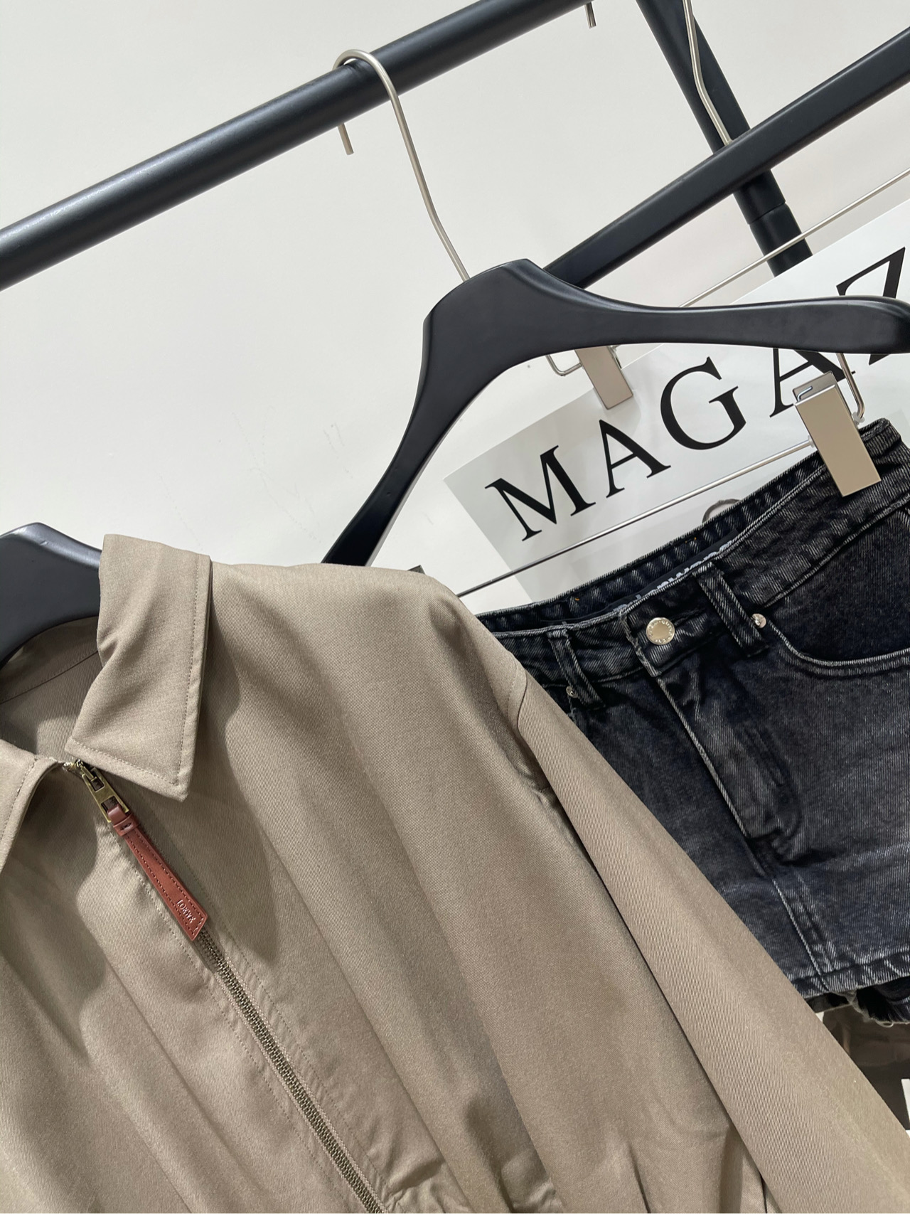 【loe灰棕色褶皱皮标拉链夹克】🔺，面料：精纺棉+桑蚕丝颜色：灰棕色🆕Loew* 25Fw秋冬新款 气球