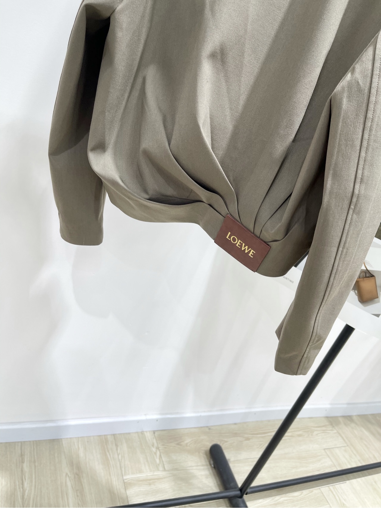 【loe灰棕色褶皱皮标拉链夹克】🔺，面料：精纺棉+桑蚕丝颜色：灰棕色🆕Loew* 25Fw秋冬新款 气球