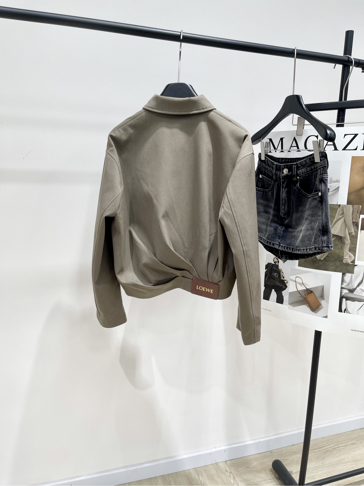 【loe灰棕色褶皱皮标拉链夹克】🔺，面料：精纺棉+桑蚕丝颜色：灰棕色🆕Loew* 25Fw秋冬新款 气球