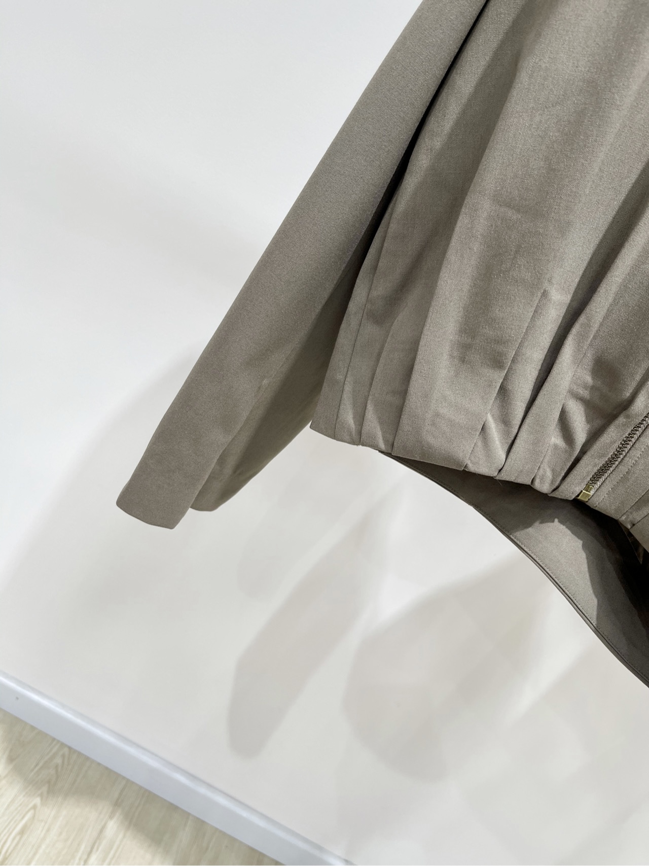 【loe灰棕色褶皱皮标拉链夹克】🔺，面料：精纺棉+桑蚕丝颜色：灰棕色🆕Loew* 25Fw秋冬新款 气球