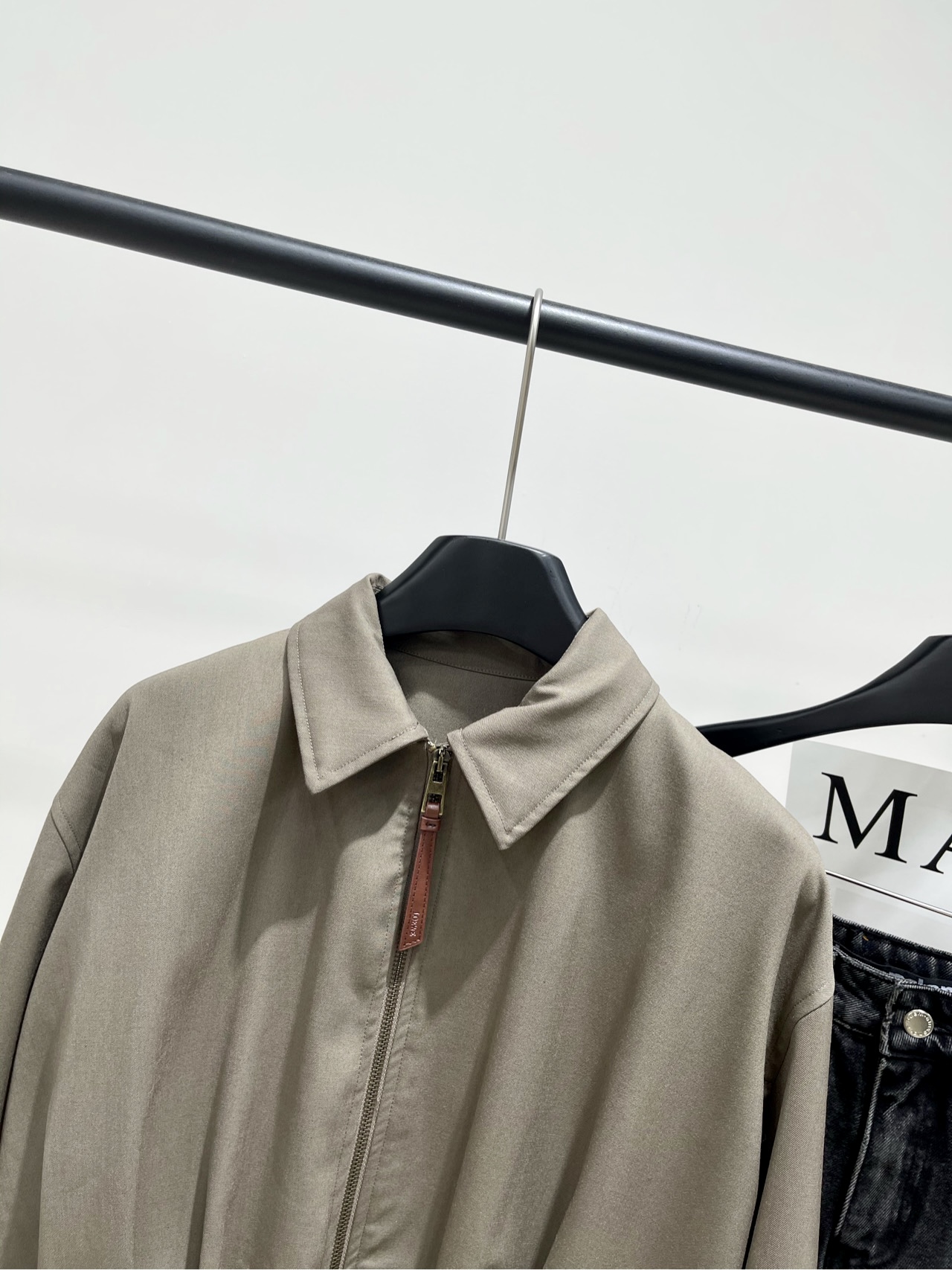 【loe灰棕色褶皱皮标拉链夹克】🔺，面料：精纺棉+桑蚕丝颜色：灰棕色🆕Loew* 25Fw秋冬新款 气球