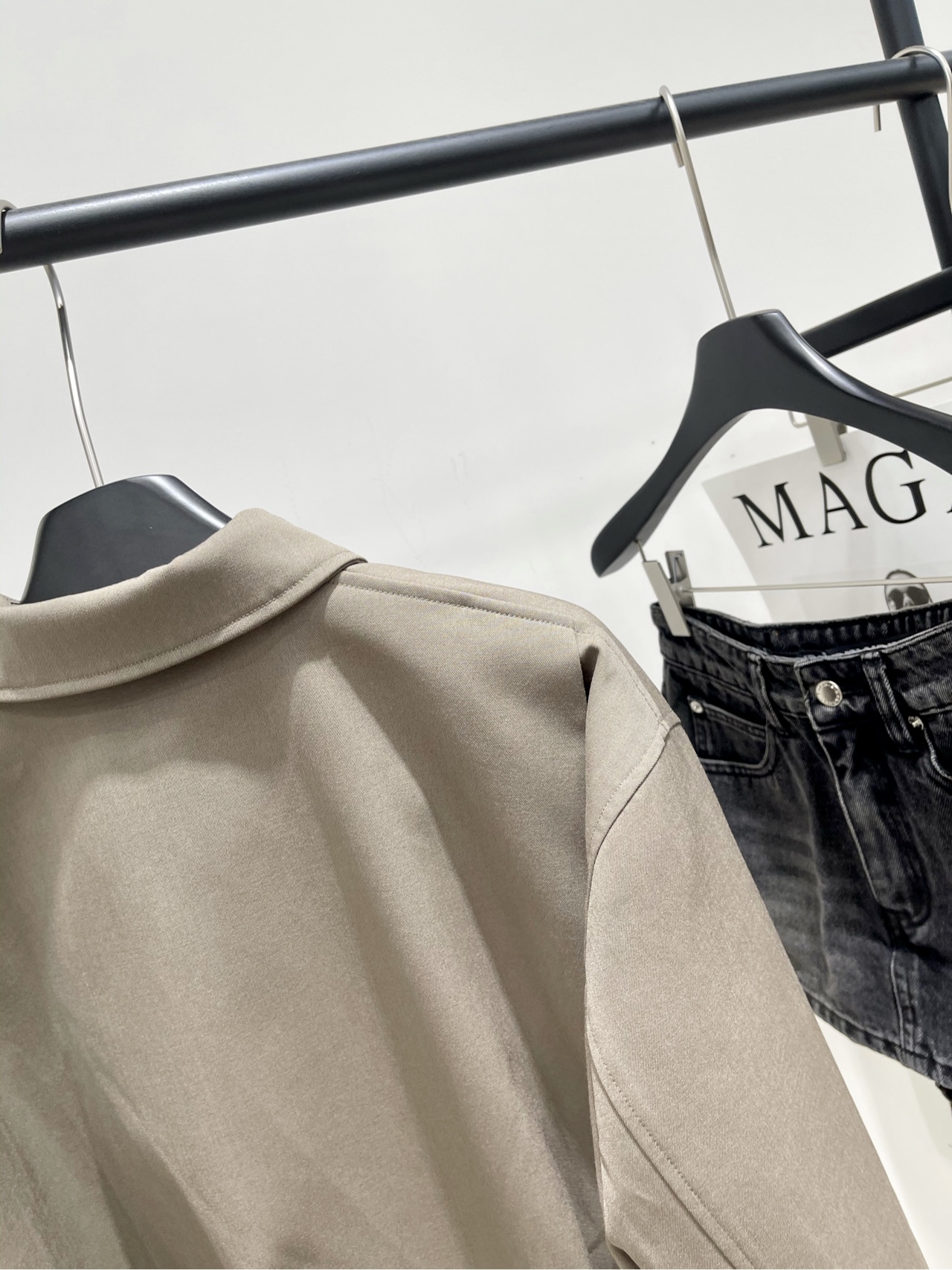 【loe灰棕色褶皱皮标拉链夹克】🔺，面料：精纺棉+桑蚕丝颜色：灰棕色🆕Loew* 25Fw秋冬新款 气球