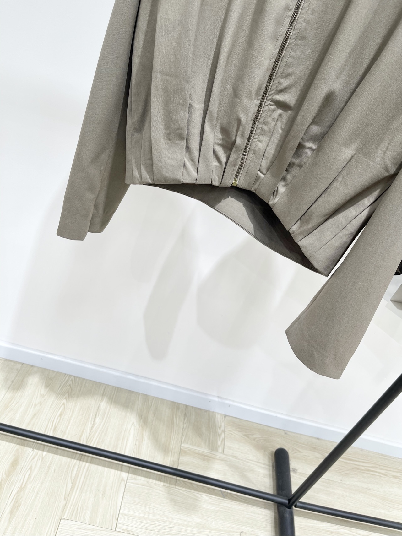 【loe灰棕色褶皱皮标拉链夹克】🔺，面料：精纺棉+桑蚕丝颜色：灰棕色🆕Loew* 25Fw秋冬新款 气球