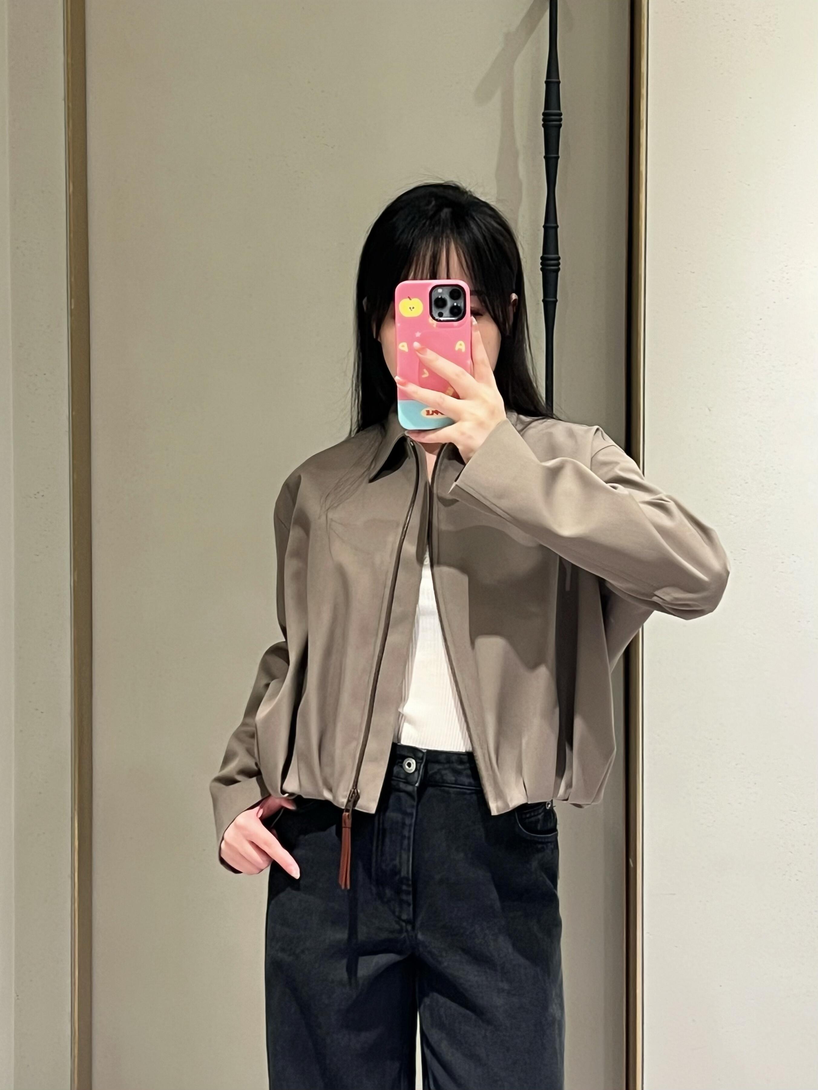 NO:493844,The upper body effect of Loewe pleated jacket||| Wide shoulder-drop style, modifying shoulder lines. The back pleated leather elements increase levels and break the monotony of the solid color jacket.,,loewe, jackets & coats, jackets & coats,alexander wang19860909罗意威褶皱夹克上身效果|||阔版落肩版型,修饰肩部线条.背部褶皱皮块元素增加层次,打破纯色外套的单调感.,,loewe,jackets & coats,jackets & coats,alexander wang,Women's clothing