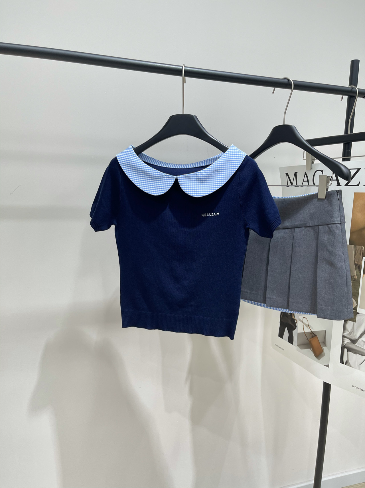 NO:497050,[Her blue plaid collar hidden blue knitted short sleeves] ? , fabric cotton blend, color hidden blue, HERLIAN exquisite and playful college daughter, miu department high intelligence wear method, unlock the texture of the street, the doll collar knitted top is exquisite and beautiful, with a sweet and sweet taste~ Customized blue and white plaid lace doll collar, exquisite letter embroidery Recommended to buy ~ Flat size S shoulder width 35, bust 78 elastic, 47 length, sleeve length 19 M shoulder width 36, bust 82 elastic, 48, sleeve length 20 L shoulder width 37, bust 86 elastic, 49, sleeve length 21 Manual measurement will have 2~3cm errors within the normal range, miumiu, T-shirt, alexander wang19860909【Her蓝格娃娃领藏蓝针织短袖】 ? ,面料棉混纺 颜色藏蓝色 HERLIAN精致俏皮学院千金 miu系高智感穿法 解锁出街千金质感 娃娃领针织上衣精致又好看 有高智甜美那味啦～ 订制蓝白格子花边娃娃领 精美字母刺绣 推荐入手～ 平铺尺码 S肩宽35,胸围78弹力,衣长47,袖长19 M肩宽36,胸围82弹力,衣长48,袖长20 L肩宽37,胸围86弹力,衣长49,袖长21 手工测量会有2~3cm误差属于正常范围,,miumiu,T-shirt,alexander wang,Women's clothing