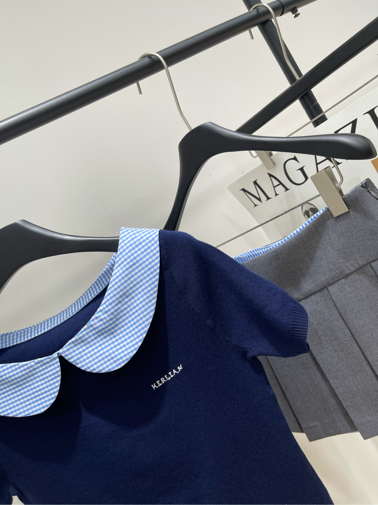 【Her蓝格娃娃领藏蓝针织短袖】🔺，面料：棉混纺 颜色：藏蓝色HERLIAN精致俏皮学院千金miu系高智