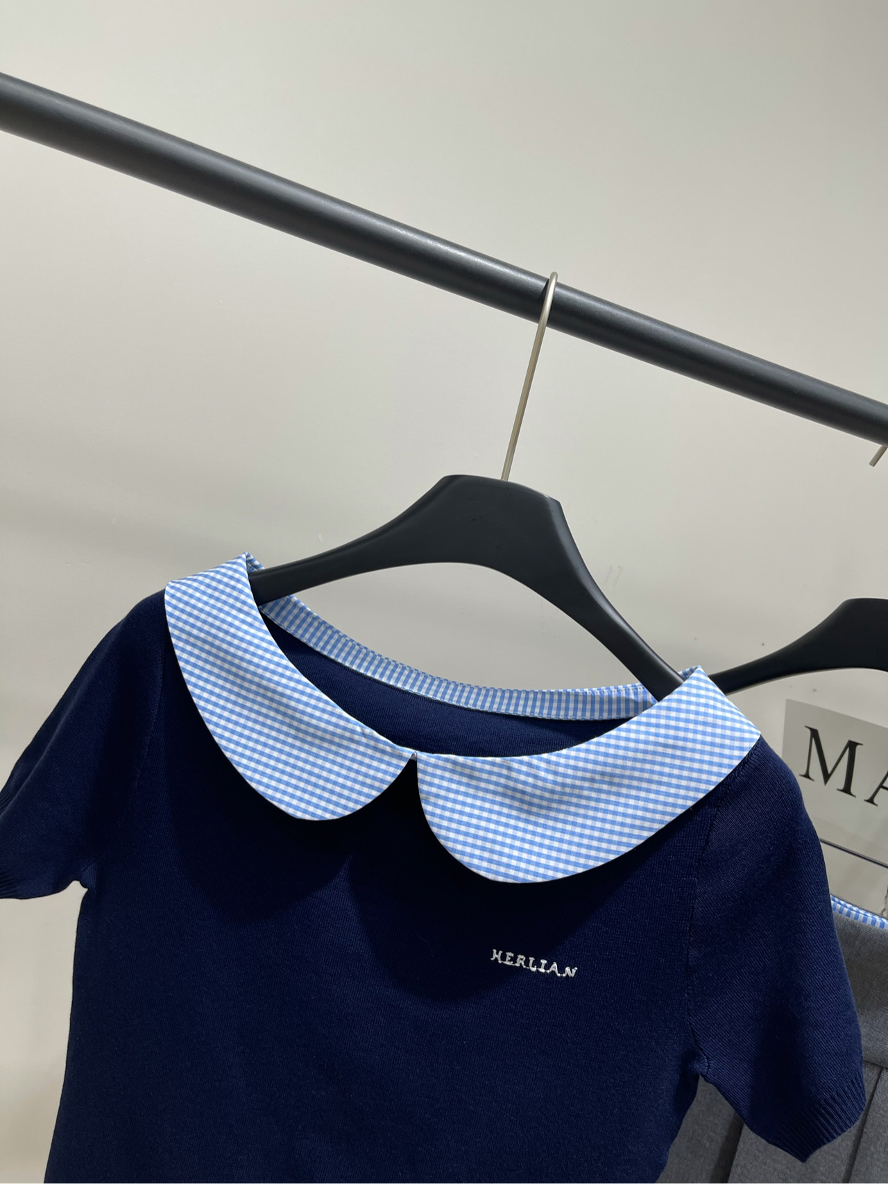 【Her蓝格娃娃领藏蓝针织短袖】🔺，面料：棉混纺 颜色：藏蓝色HERLIAN精致俏皮学院千金miu系高智