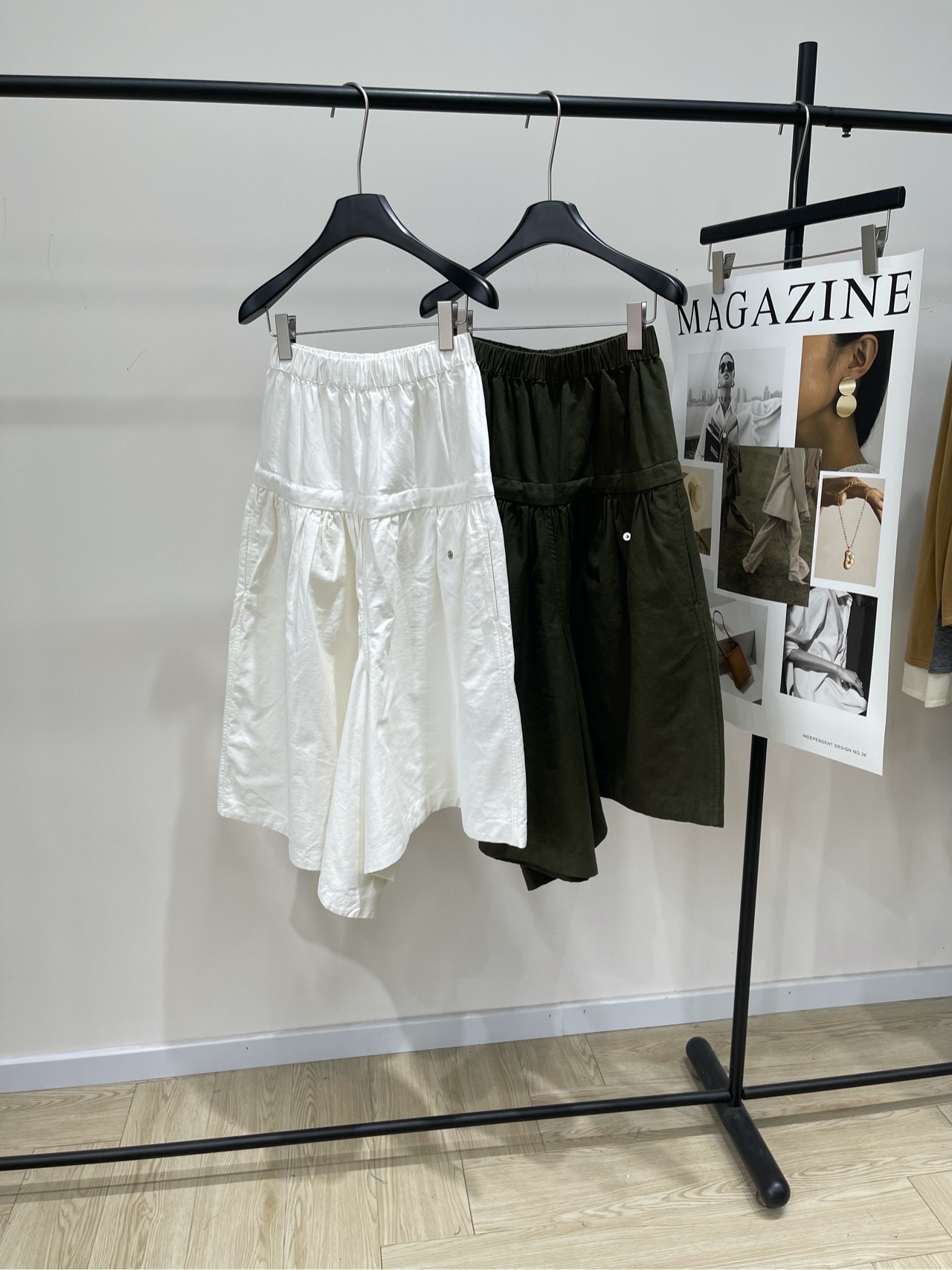 NO:497027,[yy irregular two-wear work dress style skirt and pants], fabric cotton, white color, military green, open yy 25AW, loose waist, asymmetric waist, loose mid-length trousers, come and take a look at these waist-length trousers, loose waist, asymmetric waist, mid-length trousers, the style is very loose, friendly to all figures, and there is no sense of restraint. The waist-length design is very distinctive and can easily create a sense of layering. The waist-length design can adjust the elasticity and tightness according to your preferences and stretch the comfort. The most eye-catching thing is the length of asymmetric trousers, breaking the conventional symmetry, walking is very casual and artistic, and the color combination of dark olive green and pure white are very versatile. The fabric is comfortable and skin-friendly. You can wear it in a different style when going out on the street or playing with friends. Pairing with a simple T-shirt or sweatshirt, you can easily become the focus of the crowd~ Flat size  S waist circumference 62 elasticity, trousers length 68 M waist circumference 66 elasticity, trousers length 69 L waist circumference 70 elasticity, trousers length 70 manual measurement will have 2~3cm errors within the normal range, hoodie, sweatshirts, skirts, tees, t-shirt, alexander wang19860909【yy不规则两穿工装风裙裤】 ,面料棉 颜色白色、军绿 open yy 25AW 翻腰宽松不对称系腰宽松中长裤宝子们 来看看这条翻腰宽松不对称系腰中长裤～ 版型很宽松,对各种身材都很友好 不会有束缚感.翻腰的设计很有特色 能轻松打造出层次感 系腰的设计可以根据自己的喜好调整松紧 舒适度拉满.最吸睛的就是不对称裤长啦 打破了常规的对称感,走起路来很有随性感 还带着点艺术气息～深橄榄绿和纯净白的配色 都很百搭.面料舒适亲肤 日常出街或者和朋友去玩 搭配简单的T恤或者卫衣 都能穿出不一样的风格 轻松成为人群中的焦点～ 平铺尺码 S腰围62弹力,裤长68 M腰围66弹力,裤长69 L腰围70弹力,裤长70 手工测量会有2~3cm误差属于正常范围,,hoodie,sweatshirts,skirts,tees，t-shirt,alexander wang,Women's clothing