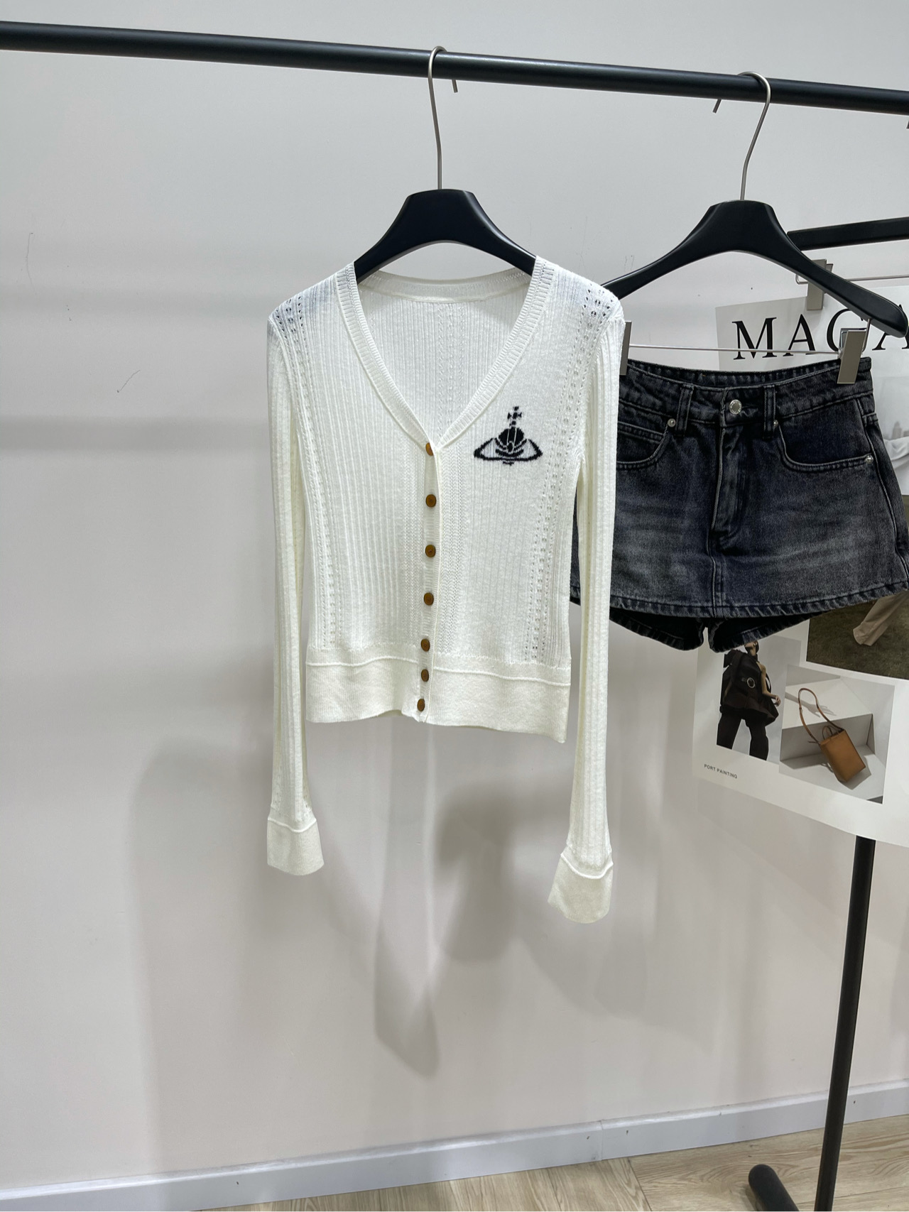 NO:499576,[White Saturn V-neck Button Cardigan], fabric wool blend, color white, Queen Mother, early autumn new knitted long sleeves!  It made me so beautiful!  !  !  Who doesn't know about this sweater!  This is so beautiful... To be honest, I want to spend autumn immediately when wearing it Saturn elements, waist-hugging design The fabric is soft and delicate, slim, a thin cardigan that must be worn in early autumn Flat size S shoulder width 36, bust 76 elastic, 48 length of garment length 65 M shoulder width 37, bust 80 elastic, 49 length of garment length 66 L shoulder width 38, bust 84 elastic, 50 length of garment length, 67 manual measurement will have 2~3cm errors within the normal range, alexander wang19860909【白色土星V领纽扣开衫】 ,面料羊毛混纺 颜色白色 西太后早秋新款针织长袖！美了我一大跳！！！ 谁还不知道这件针织衫！ 这也太好看了吧… 说真的穿上想立马过秋天 土星元素,收腰设计 面料柔软细腻 修身,早秋一定要入的一件薄开衫 平铺尺码 S肩宽36,胸围76弹力,衣长48,袖长65 M肩宽37,胸围80弹力,衣长49,袖长66 L肩宽38,胸围84弹力,衣长50,袖长67 手工测量会有2~3cm误差属于正常范围,,alexander wang,Women's clothing