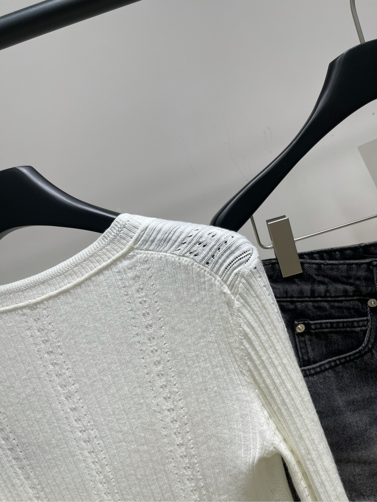 【白色土星V领纽扣开衫】🔺，面料：羊毛混纺颜色：白色西太后早秋新款针织长袖！美了我一大跳！！！谁还不知道