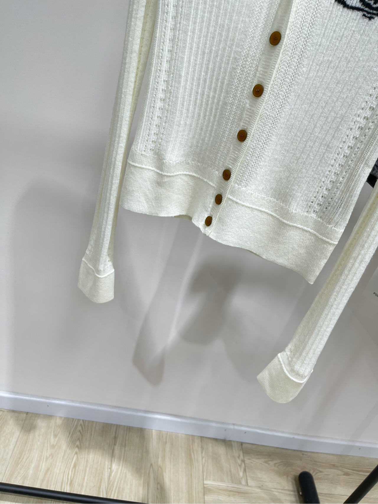 【白色土星V领纽扣开衫】🔺，面料：羊毛混纺颜色：白色西太后早秋新款针织长袖！美了我一大跳！！！谁还不知道