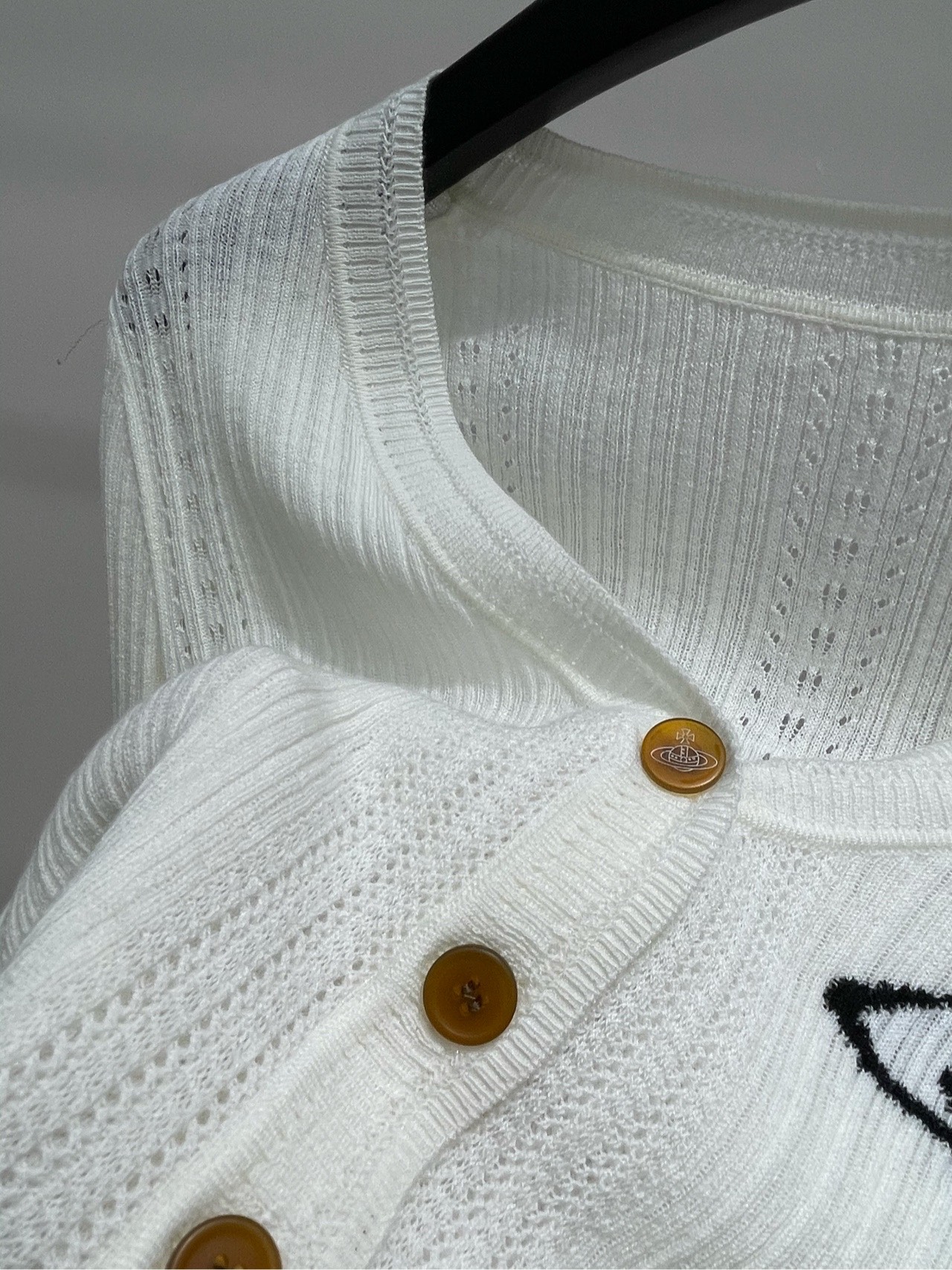 【白色土星V领纽扣开衫】🔺，面料：羊毛混纺颜色：白色西太后早秋新款针织长袖！美了我一大跳！！！谁还不知道