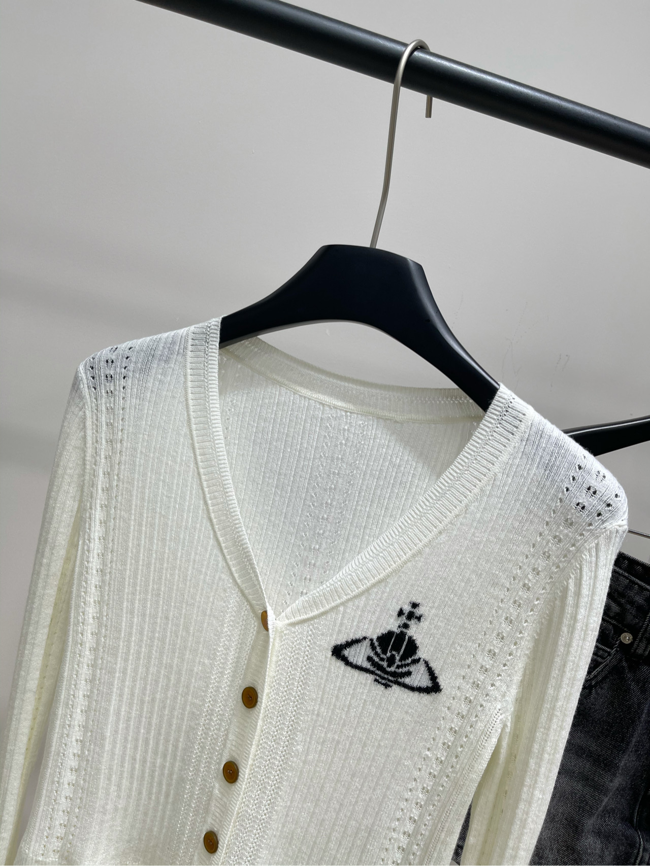 【白色土星V领纽扣开衫】🔺，面料：羊毛混纺颜色：白色西太后早秋新款针织长袖！美了我一大跳！！！谁还不知道