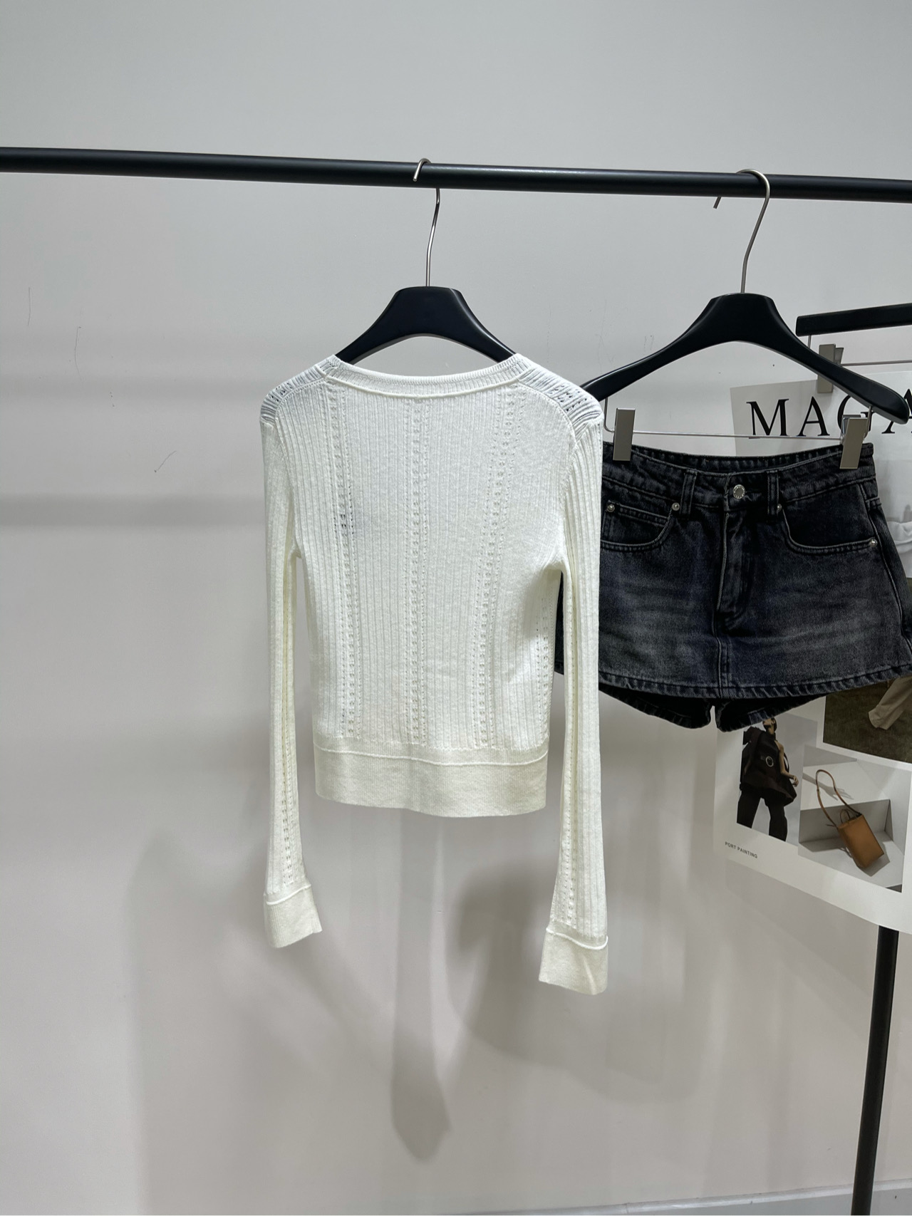 【白色土星V领纽扣开衫】🔺，面料：羊毛混纺颜色：白色西太后早秋新款针织长袖！美了我一大跳！！！谁还不知道