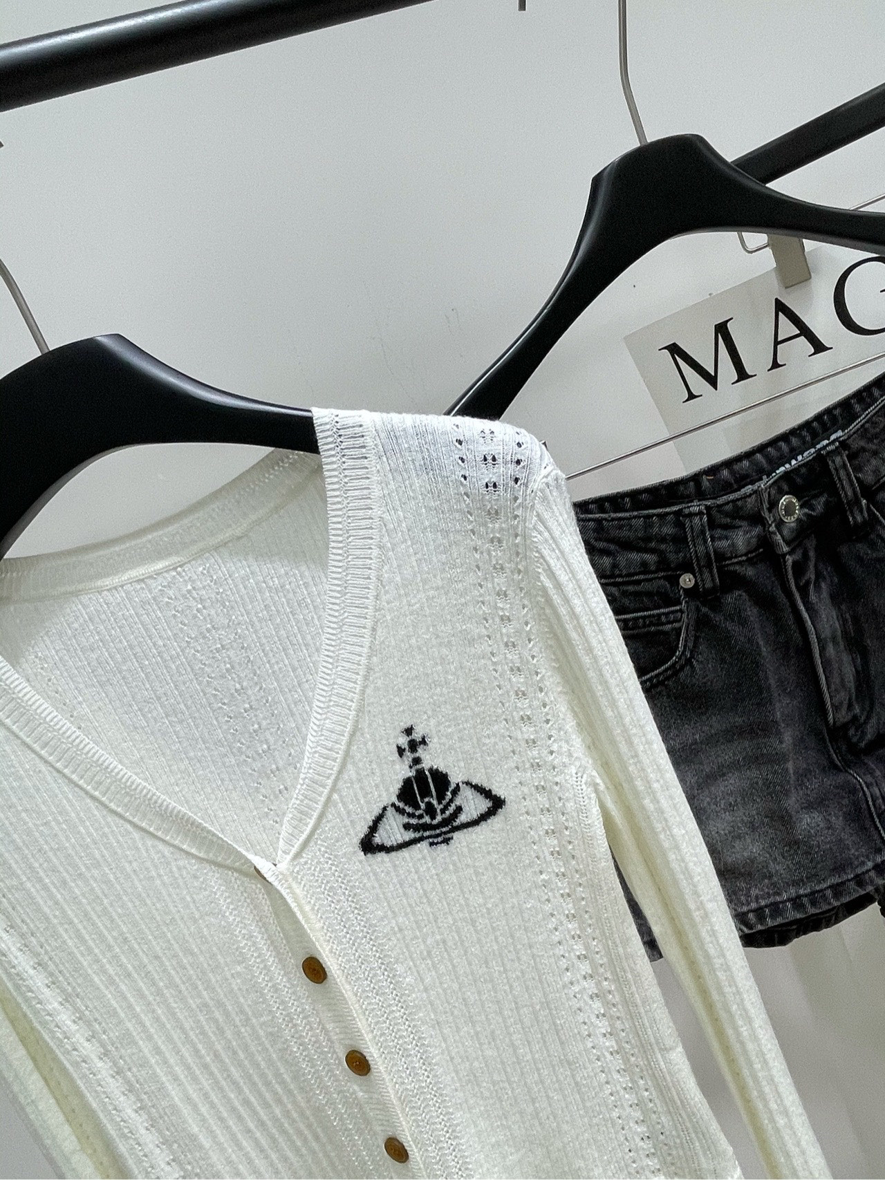 【白色土星V领纽扣开衫】🔺，面料：羊毛混纺颜色：白色西太后早秋新款针织长袖！美了我一大跳！！！谁还不知道