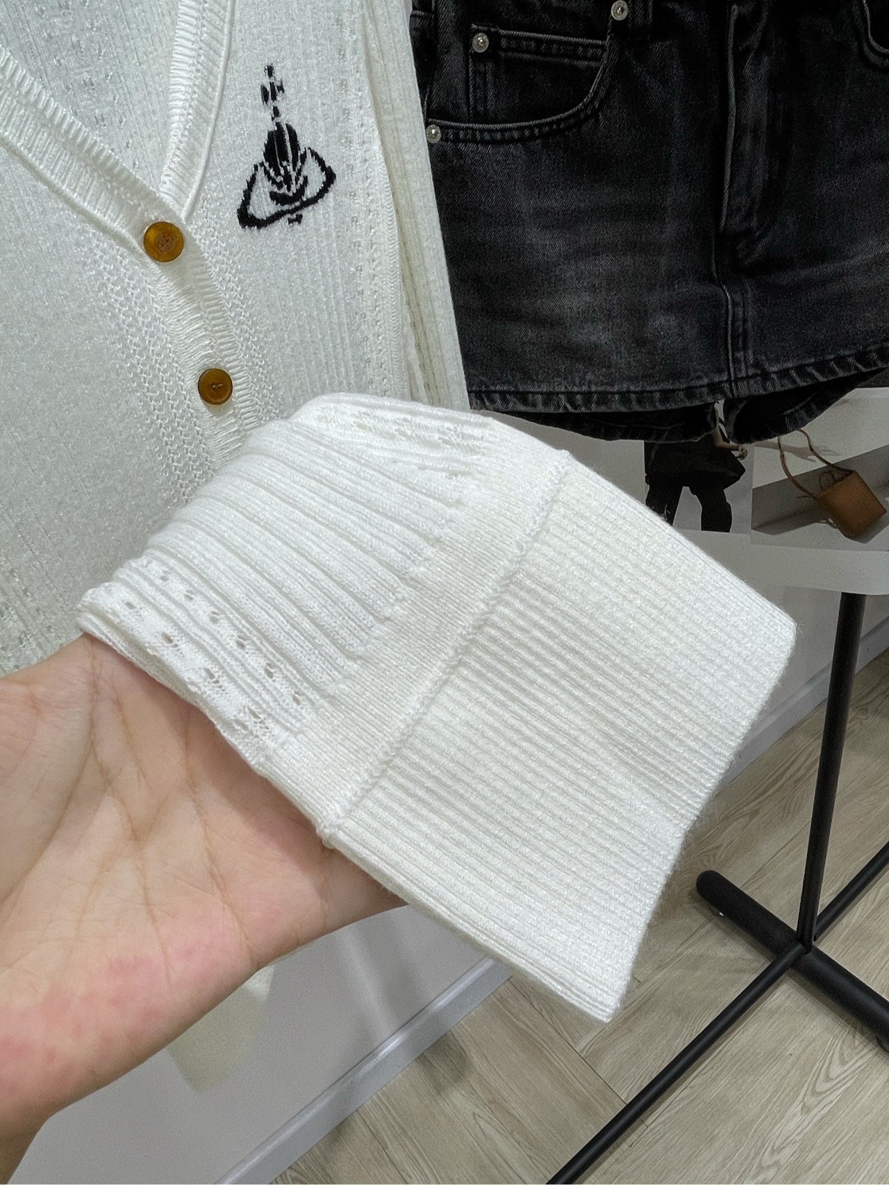 【白色土星V领纽扣开衫】🔺，面料：羊毛混纺颜色：白色西太后早秋新款针织长袖！美了我一大跳！！！谁还不知道