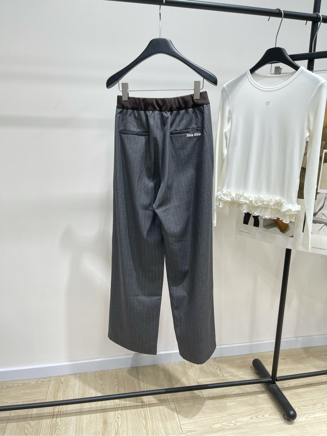 【M棕边灰竖条纹西装长裤】🔺，面料：精纺人棉颜色：灰色🆕Miumi* 25Fw早秋新款 知性分子学院风直