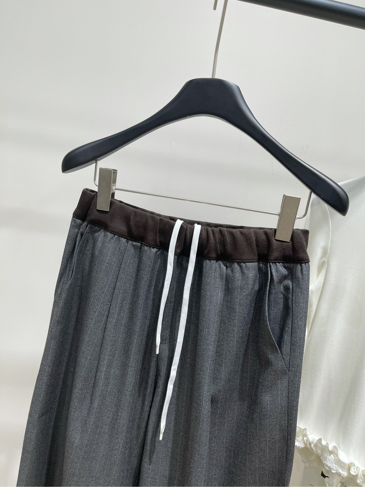【M棕边灰竖条纹西装长裤】🔺，面料：精纺人棉颜色：灰色🆕Miumi* 25Fw早秋新款 知性分子学院风直