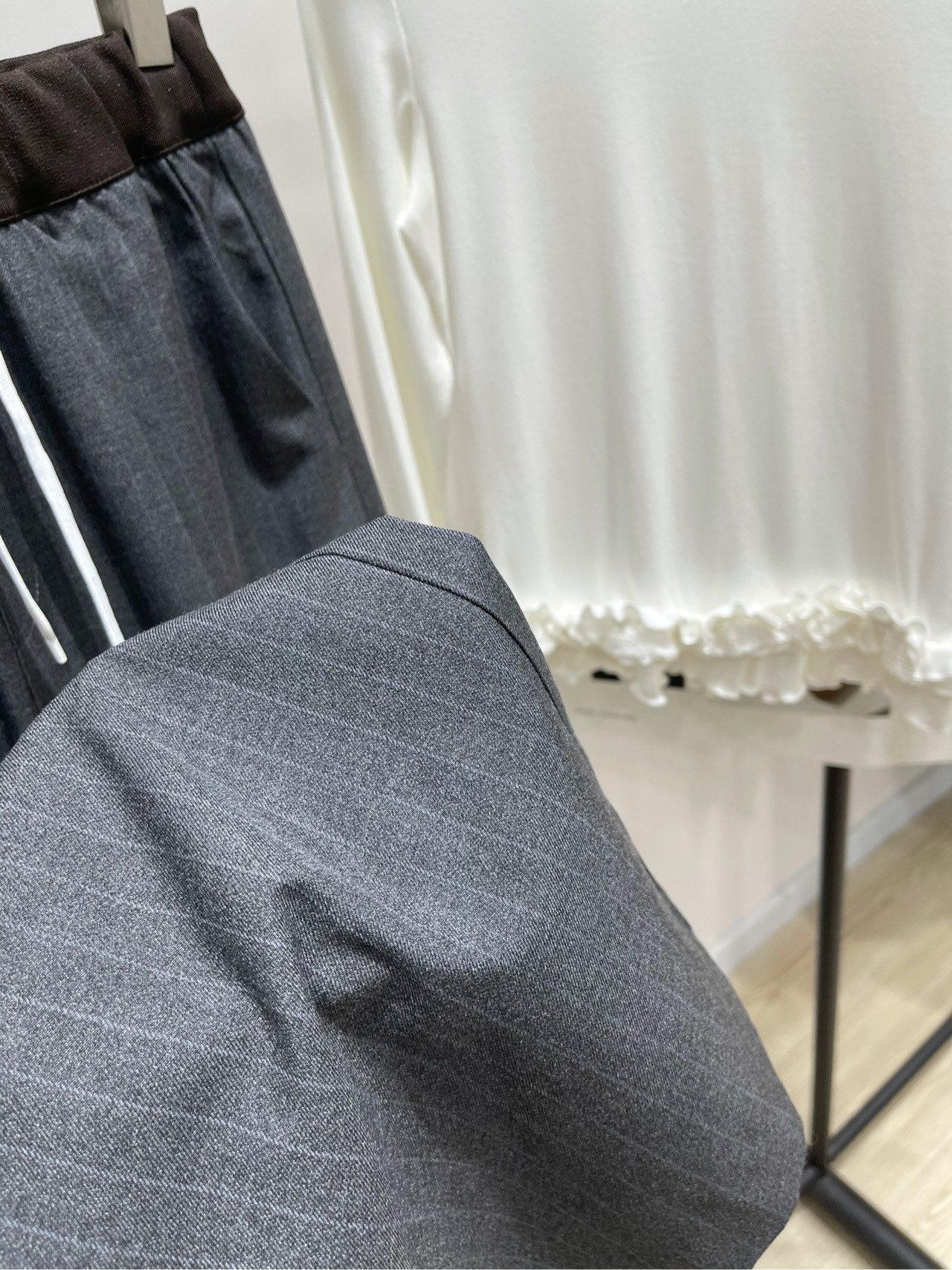 【M棕边灰竖条纹西装长裤】🔺，面料：精纺人棉颜色：灰色🆕Miumi* 25Fw早秋新款 知性分子学院风直