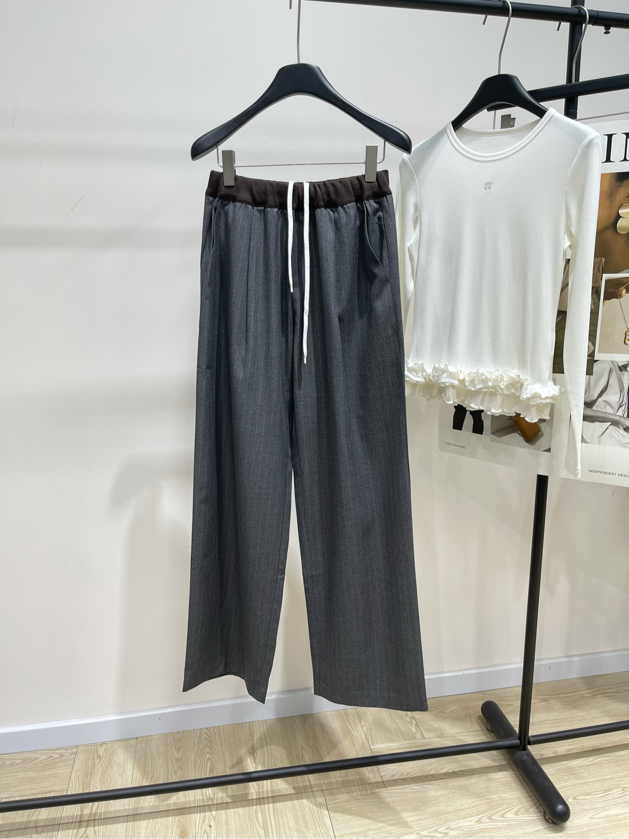 NO:518154,[M brown edge gray vertical striped suit trousers], fabric worsted cotton, color gray, Miumi* 25Fw early autumn new style, intellectual molecular college style straight trousers丨 High-end production!  Contrast color ribbed belt splicing design is sweet and cool, and it is a age-reducing outfit. The high-end gray stripes are handsome and fashionable. The classic style is not picky about people and looks slim!  Customized woven worsted fabric has a great texture!  Details of the workmanship quality of drawstrings. S waist circumference 64 elasticity, hip circumference 112, trousers length 105 M waist circumference 68 elasticity, hip circumference 116, trousers length 106 L waist circumference 72 elasticity, hip circumference 120, trousers length 107 Manual measurement will have 2~3cm errors within the normal range, miumiu, business suit, alexander wang19860909【M棕边灰竖条纹西装长裤】 ,面料精纺人棉 颜色灰色 Miumi* 25Fw早秋新款 知性分子学院风直筒长裤丨 高版出品！ 撞色罗纹腰带拼接设计甜酷兼备减龄穿搭 高级灰条纹帅气又时髦 经典版型不挑人上身巨显瘦！ 定制色织精纺面料质感超赞！ 抽绳松紧腰做工品质看细节 平铺尺码 S腰围64弹力,臀围112,裤长105 M腰围68弹力,臀围116,裤长106 L腰围72弹力,臀围120,裤长107 手工测量会有2~3cm误差属于正常范围,,miumiu,business suit,alexander wang,Women's clothing