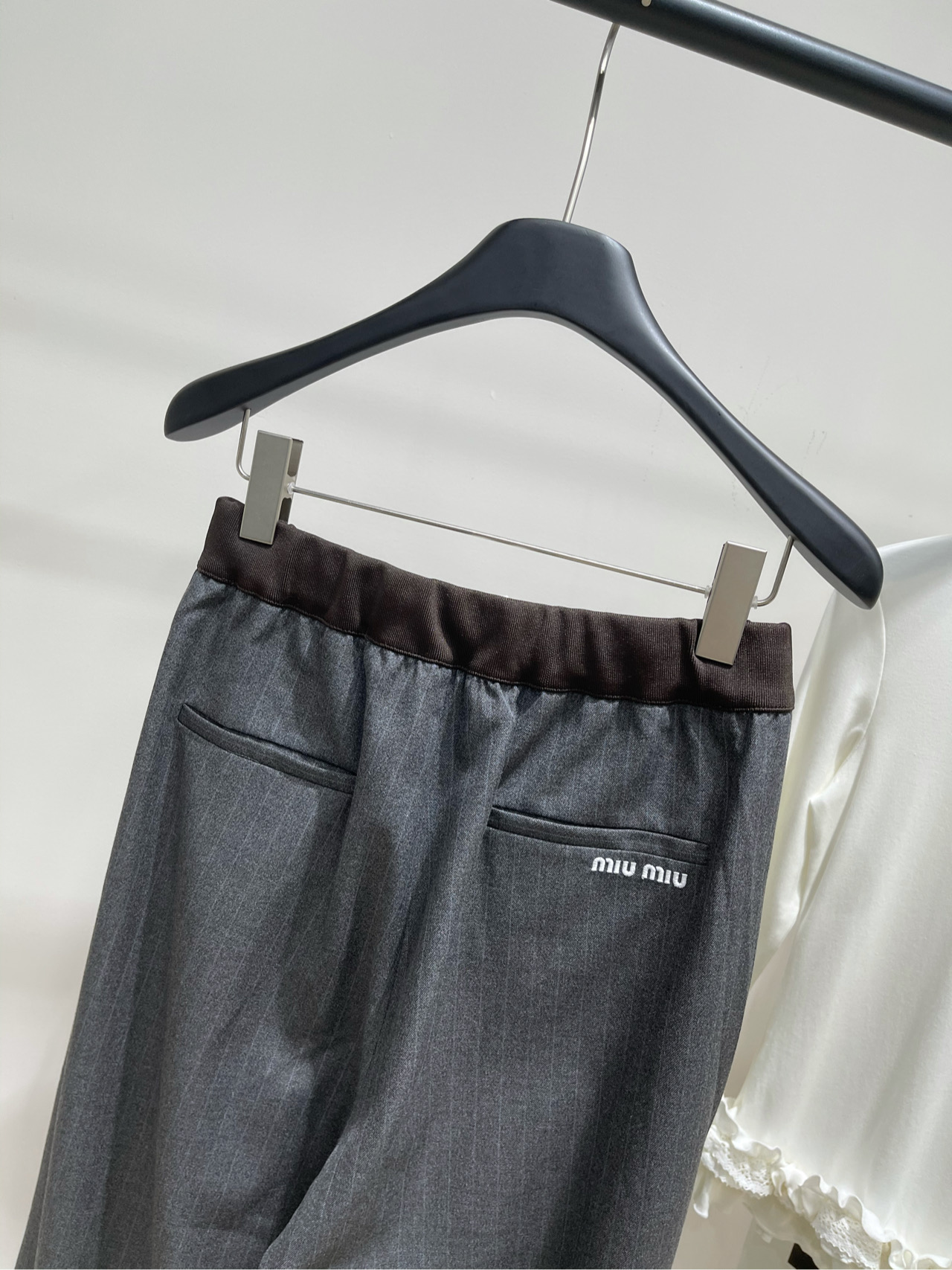 【M棕边灰竖条纹西装长裤】🔺，面料：精纺人棉颜色：灰色🆕Miumi* 25Fw早秋新款 知性分子学院风直