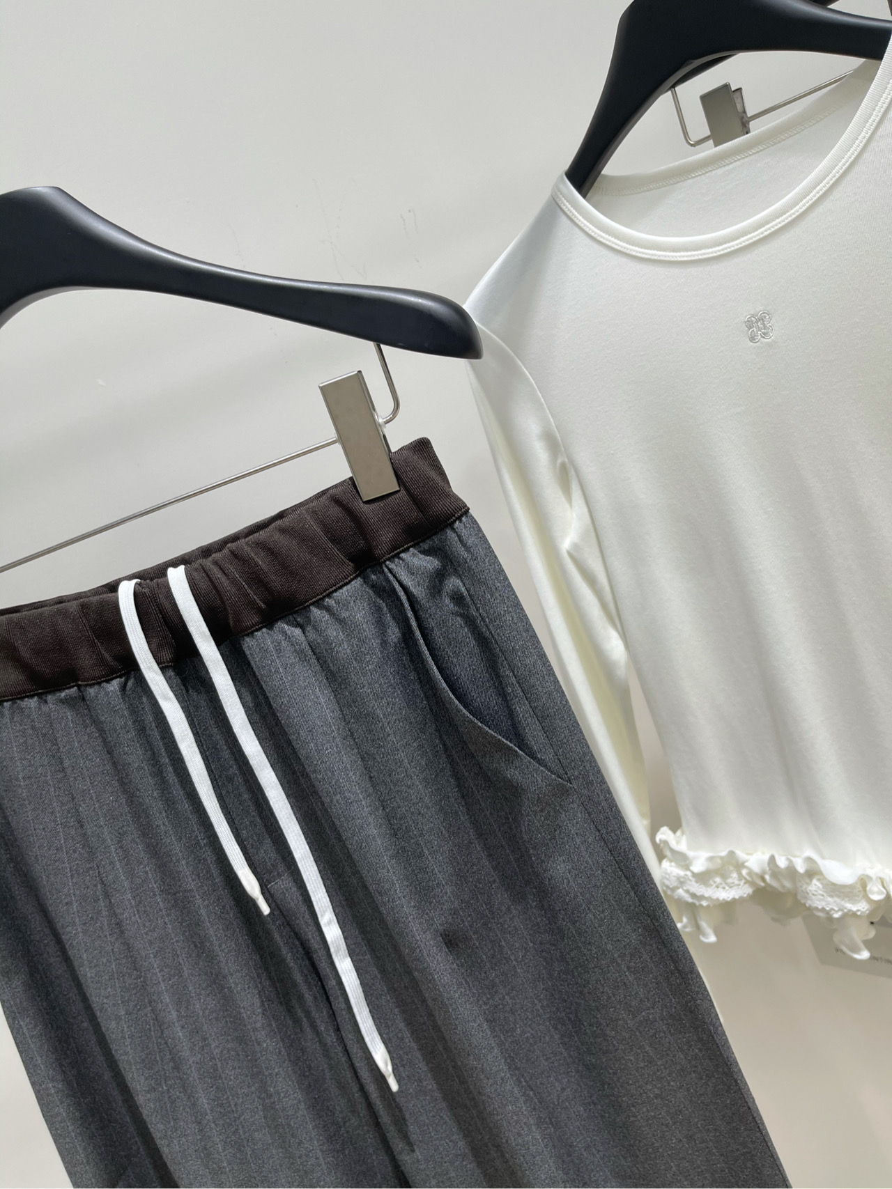 【M棕边灰竖条纹西装长裤】🔺，面料：精纺人棉颜色：灰色🆕Miumi* 25Fw早秋新款 知性分子学院风直