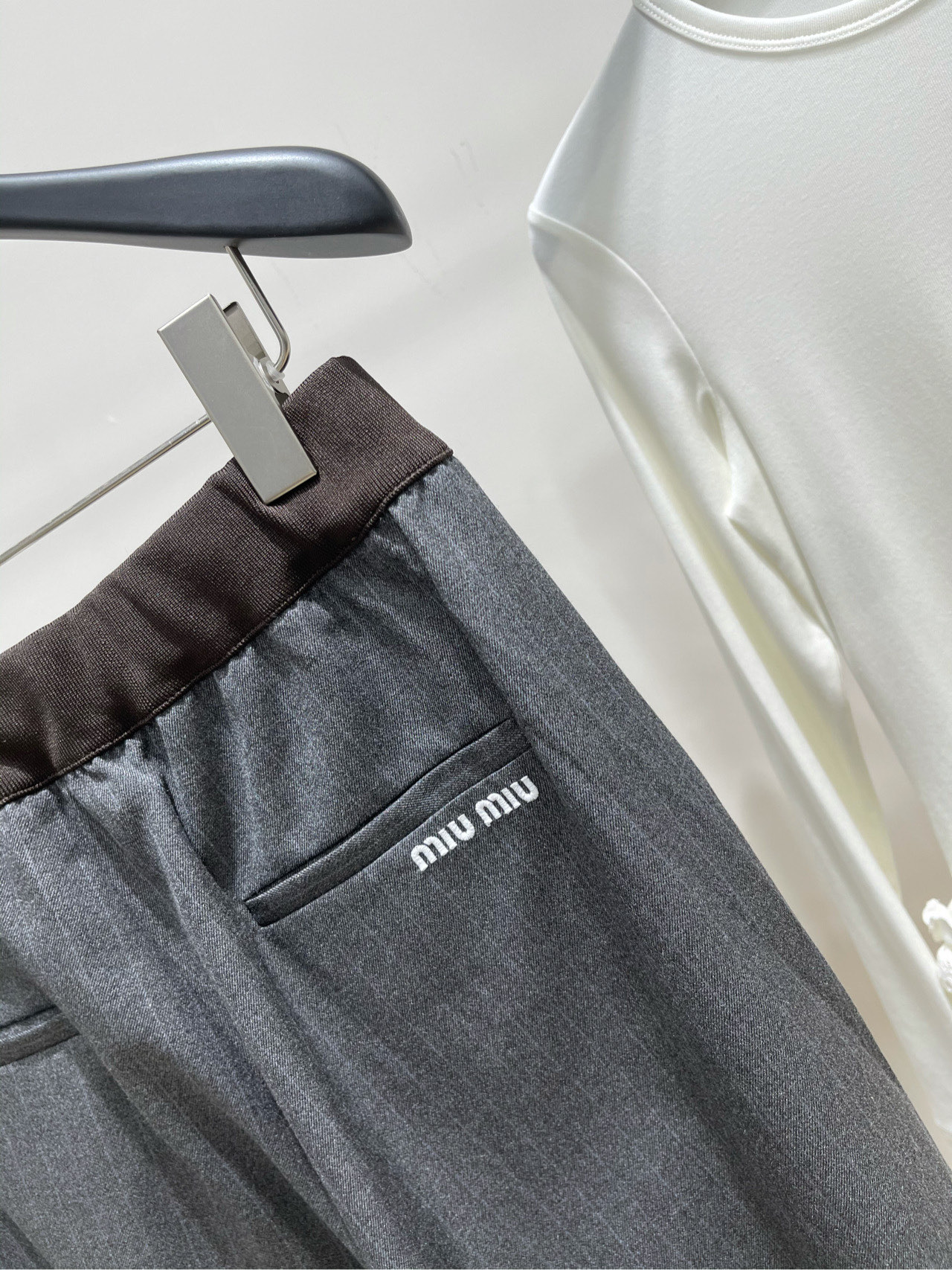 【M棕边灰竖条纹西装长裤】🔺，面料：精纺人棉颜色：灰色🆕Miumi* 25Fw早秋新款 知性分子学院风直