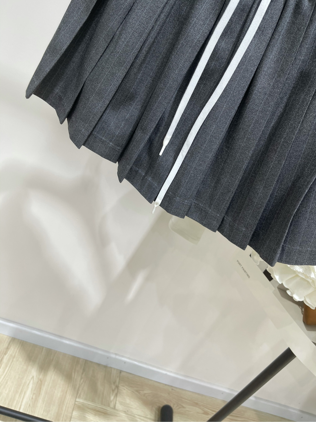 【M棕边灰细条纹百褶短裙】🔺，面料：精纺人棉颜色：灰色𝐌𝐈𝐔 𝐌𝐈*｜运动外套+百褶半裙套装25SS早秋