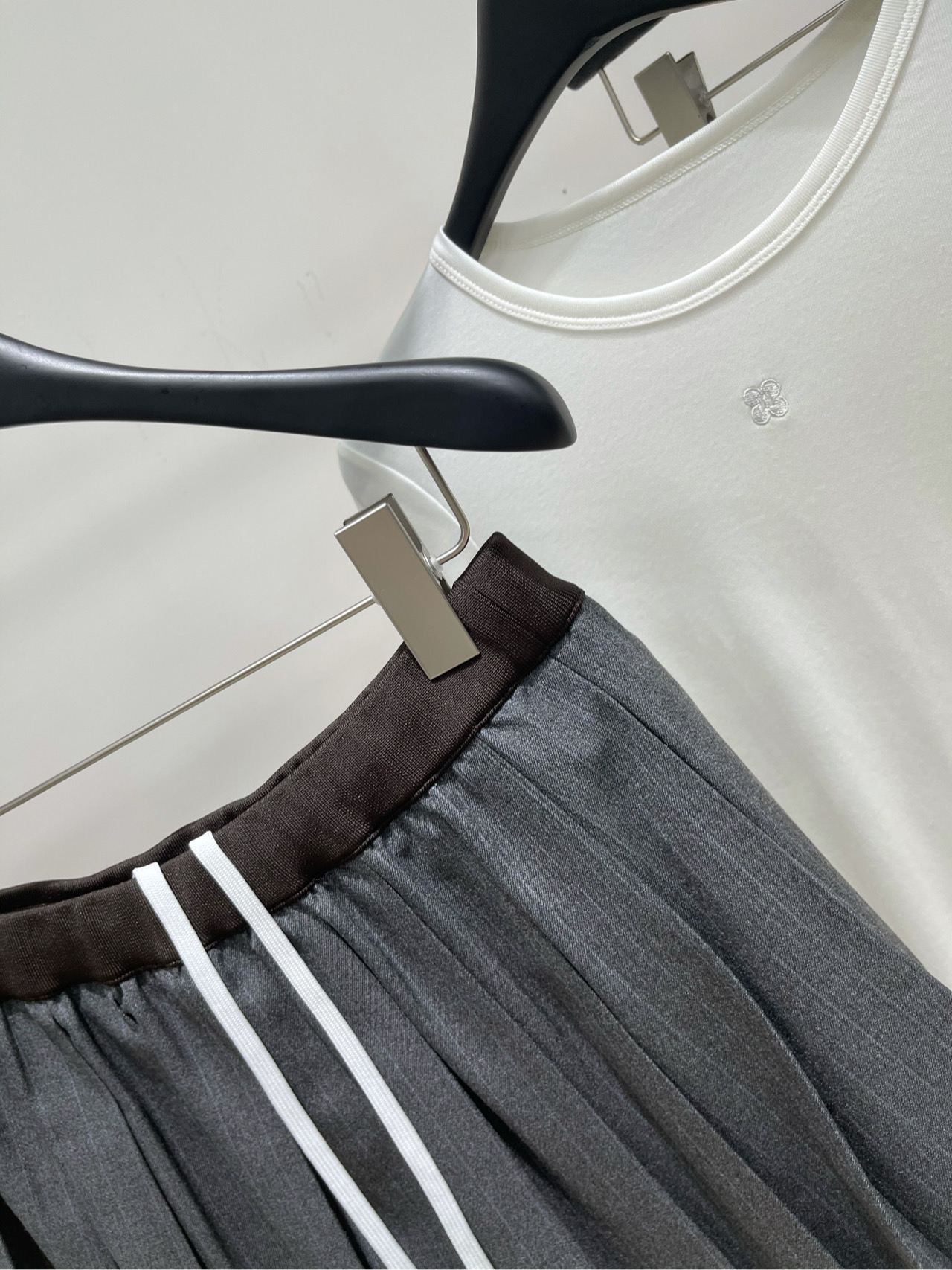 【M棕边灰细条纹百褶短裙】🔺，面料：精纺人棉颜色：灰色𝐌𝐈𝐔 𝐌𝐈*｜运动外套+百褶半裙套装25SS早秋