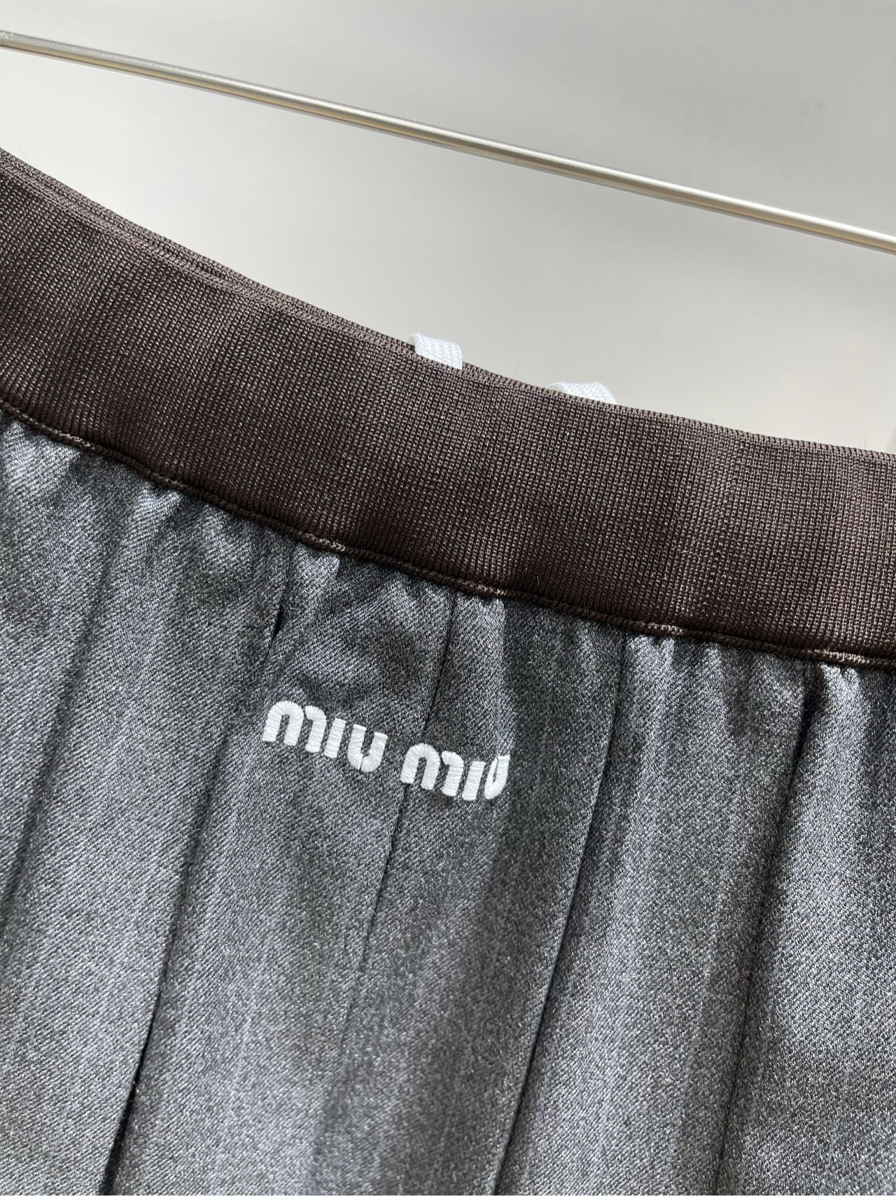 【M棕边灰细条纹百褶短裙】🔺，面料：精纺人棉颜色：灰色𝐌𝐈𝐔 𝐌𝐈*｜运动外套+百褶半裙套装25SS早秋