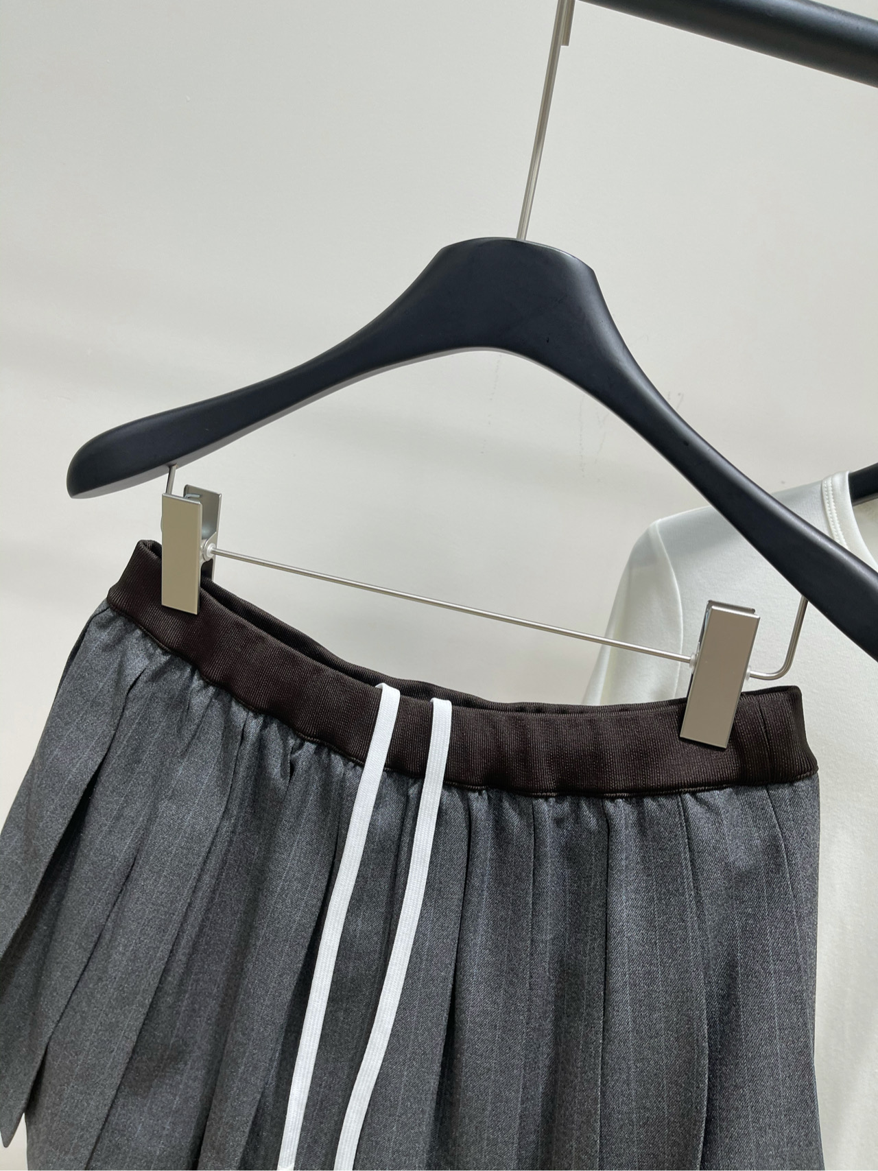 【M棕边灰细条纹百褶短裙】🔺，面料：精纺人棉颜色：灰色𝐌𝐈𝐔 𝐌𝐈*｜运动外套+百褶半裙套装25SS早秋