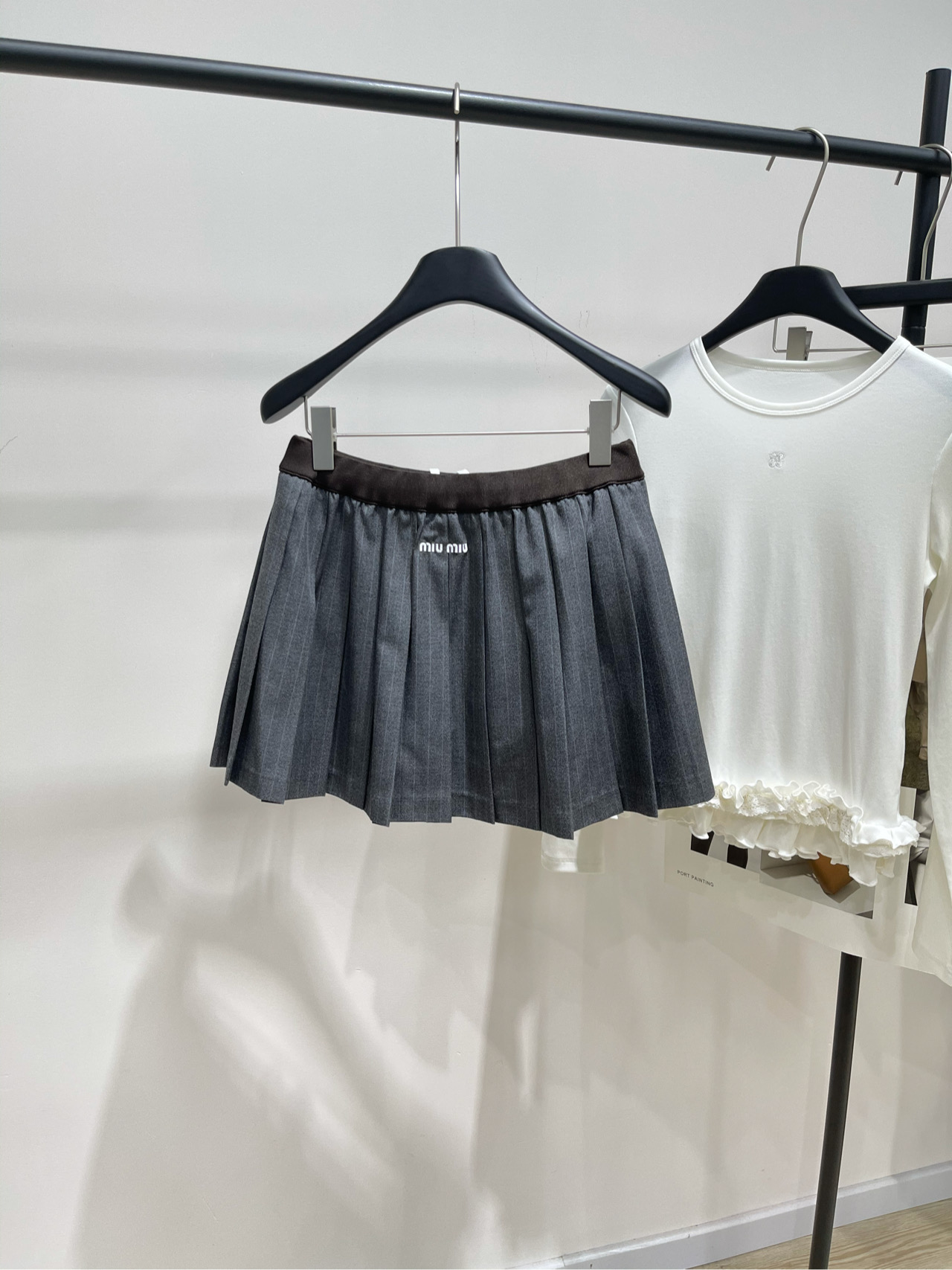 【M棕边灰细条纹百褶短裙】🔺，面料：精纺人棉颜色：灰色𝐌𝐈𝐔 𝐌𝐈*｜运动外套+百褶半裙套装25SS早秋
