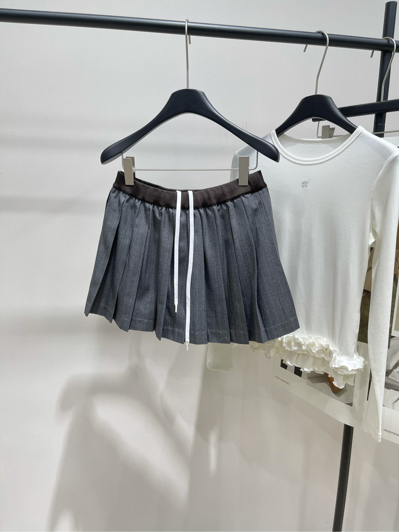 NO:501099,[M brown edge gray pinstripe pleated skirt], fabric worsted cotton, color gray *｜Sports jacket + pleated skirt suit 25SS early autumn new style is available!  Miu vertical stripes casual and sporty style are super slim. The wool-blend fabric is not heavy and has a full drape! The dark gray is full of high-end feeling, matched with a new drawstring skirt. It is flexible and comfortable to walk, and the overall daily and fashionable. Wear it like this at work, comfort and appearance coexist easily. The workplace atmosphere is easy to grasp. Flat size (with anti-exposure lining) S waist circumference 66 elasticity, hip circumference 100, skirt length 33 M waist circumference 70 elasticity, hip circumference 104, skirt length 34 L waist circumference 74 elasticity, hip circumference 108, skirt length 35 manual measurement will have 2~3cm brown^_^ errors belong to the normal range, miumiu, skirt circumference 100, skirt length, alexander wang19860909【M棕边灰细条纹百褶短裙】 ,面料精纺人棉 颜色灰色 *｜运动外套+百褶半裙套装 25SS早秋新款上新！ Miu竖条纹休闲运动风超显瘦 羊毛混纺面料不厚重,垂坠感十足! 深灰色高级感满满,搭配新款抽绳半裙 走起路来灵动又自在,整体日常又时尚 上班这么穿,舒适与颜值并存 轻松拿捏职场氛围感 平铺尺码（有防走光内衬） S腰围66弹力,臀围100,裙长33 M腰围70弹力,臀围104,裙长34 L腰围74弹力,臀围108,裙长35 手工测量会有2~3cm棕^_^误差属于正常范围,,miumiu,skirts,jackets & coats,alexander wang,Women's clothing