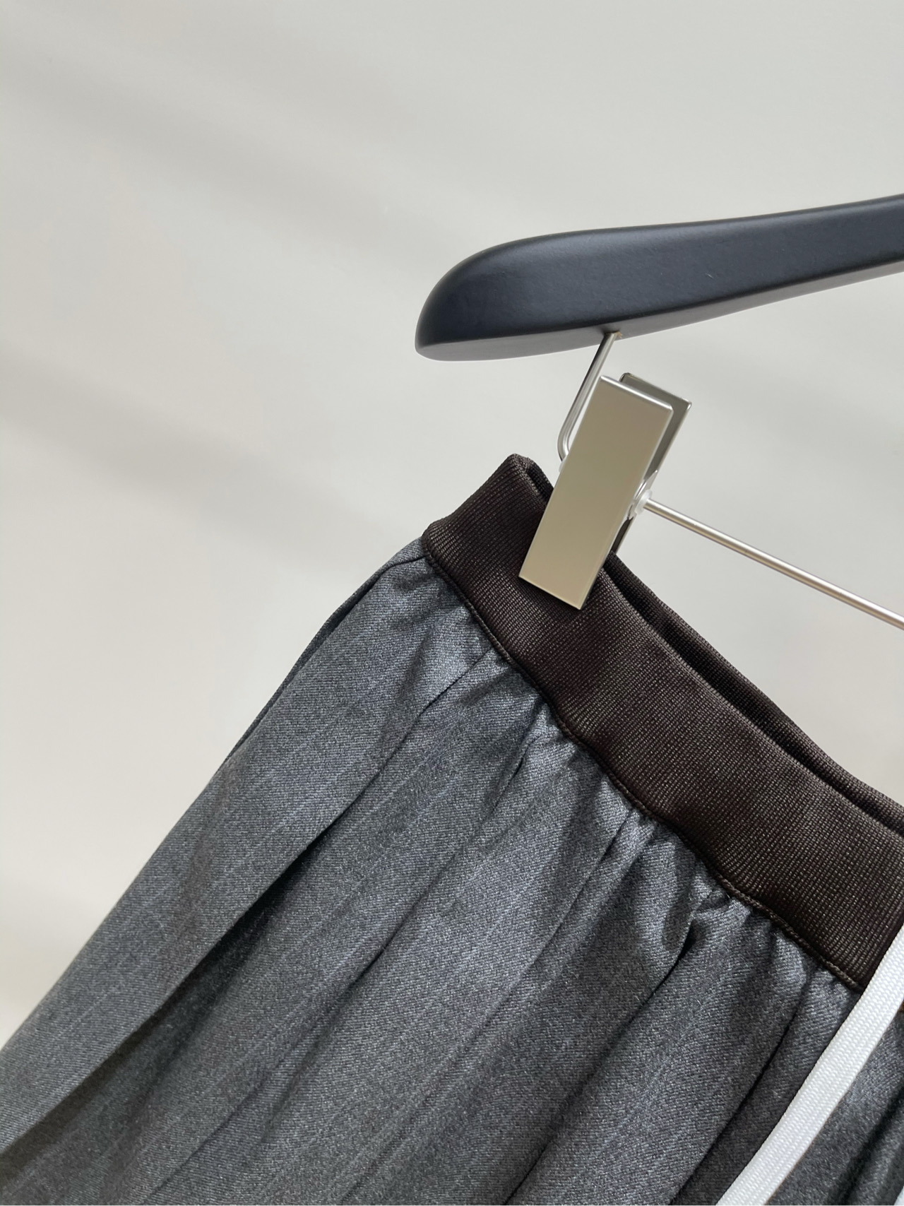 【M棕边灰细条纹百褶短裙】🔺，面料：精纺人棉颜色：灰色𝐌𝐈𝐔 𝐌𝐈*｜运动外套+百褶半裙套装25SS早秋