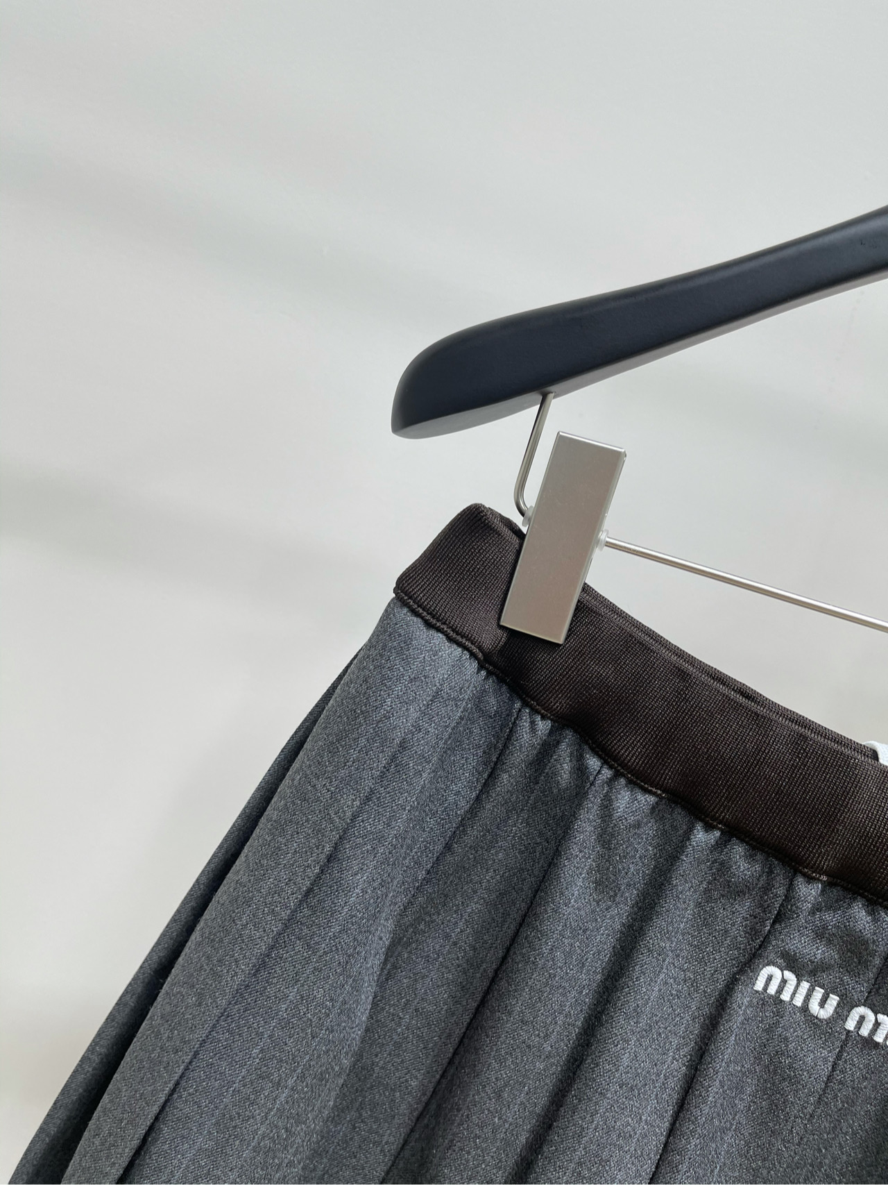 【M棕边灰细条纹百褶短裙】🔺，面料：精纺人棉颜色：灰色𝐌𝐈𝐔 𝐌𝐈*｜运动外套+百褶半裙套装25SS早秋