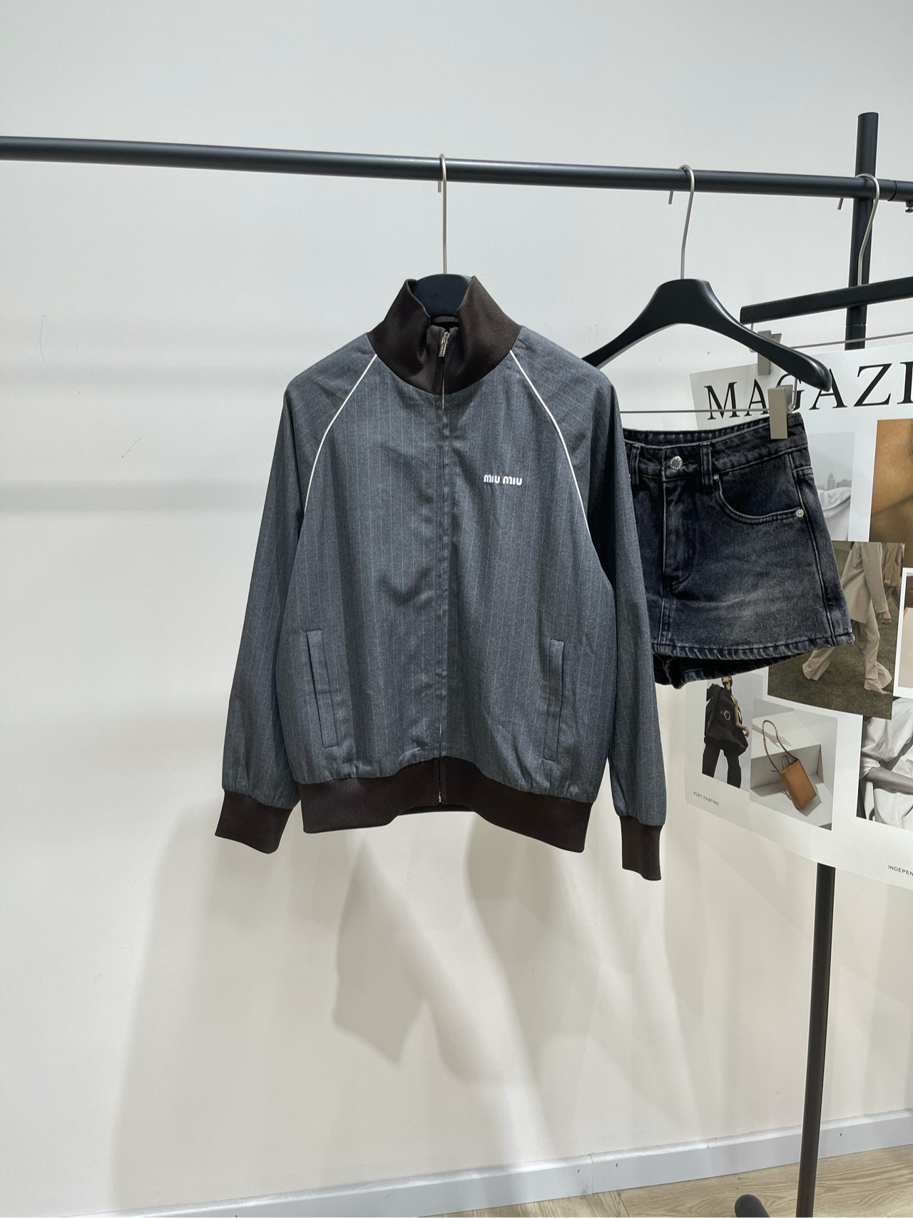 【M棕边灰细条纹拉链夹克】🔺，面料：精纺人棉颜色：灰色𝐌𝐈𝐔 𝐌𝐈*｜运动外套+百褶半裙套装25SS早秋