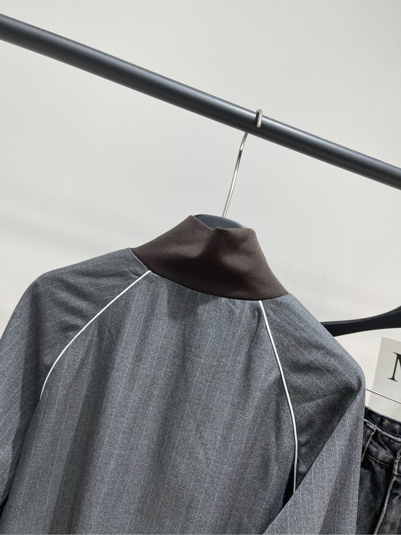 【M棕边灰细条纹拉链夹克】🔺，面料：精纺人棉颜色：灰色𝐌𝐈𝐔 𝐌𝐈*｜运动外套+百褶半裙套装25SS早秋