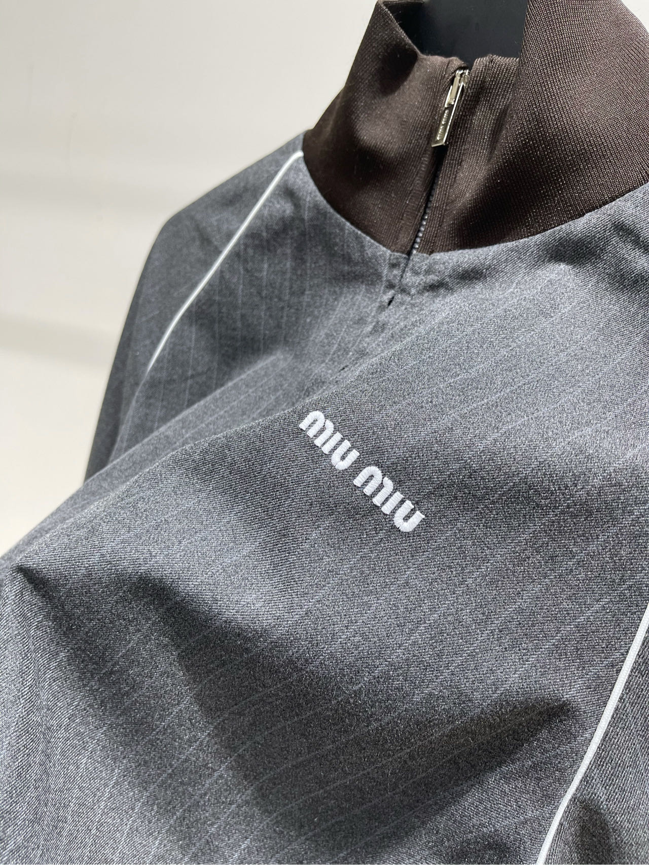 【M棕边灰细条纹拉链夹克】🔺，面料：精纺人棉颜色：灰色𝐌𝐈𝐔 𝐌𝐈*｜运动外套+百褶半裙套装25SS早秋