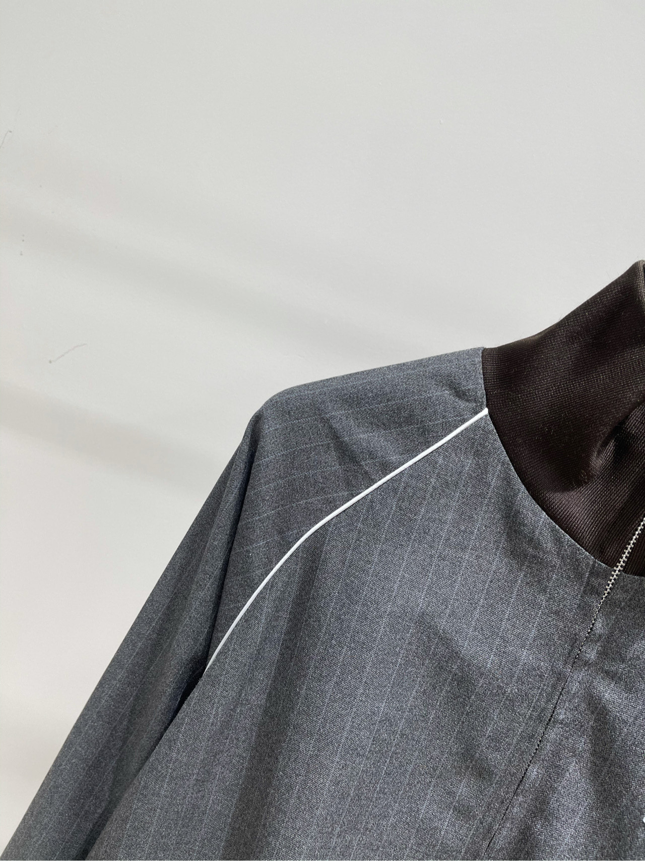 【M棕边灰细条纹拉链夹克】🔺，面料：精纺人棉颜色：灰色𝐌𝐈𝐔 𝐌𝐈*｜运动外套+百褶半裙套装25SS早秋