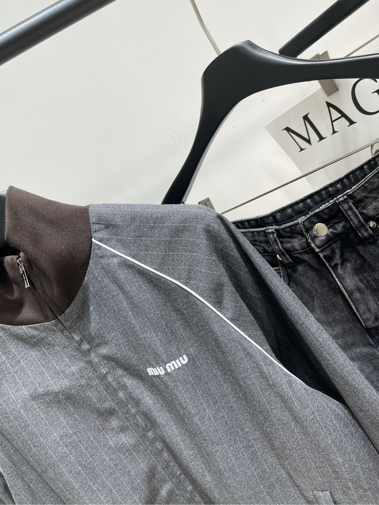 【M棕边灰细条纹拉链夹克】🔺，面料：精纺人棉颜色：灰色𝐌𝐈𝐔 𝐌𝐈*｜运动外套+百褶半裙套装25SS早秋