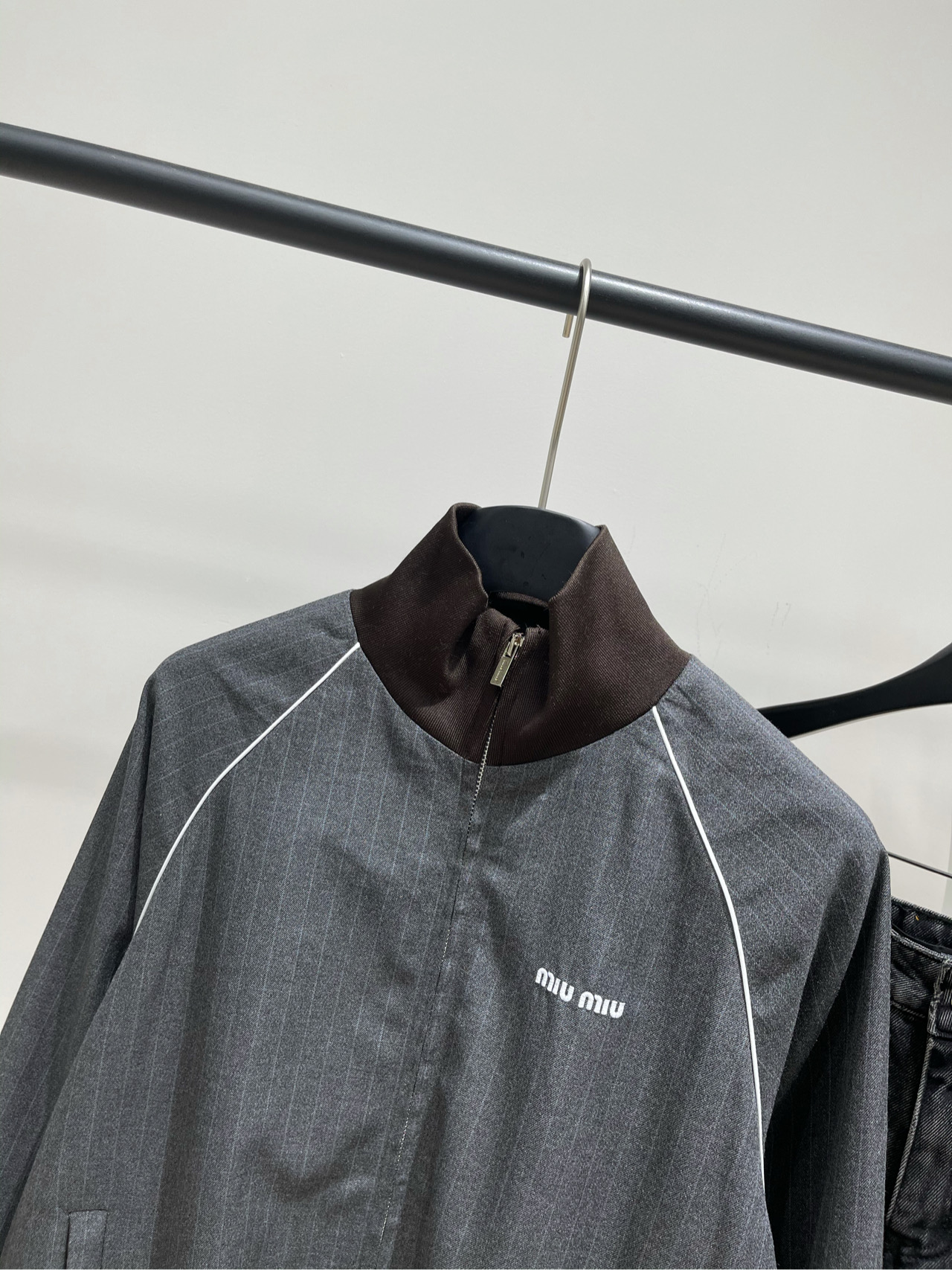 【M棕边灰细条纹拉链夹克】🔺，面料：精纺人棉颜色：灰色𝐌𝐈𝐔 𝐌𝐈*｜运动外套+百褶半裙套装25SS早秋