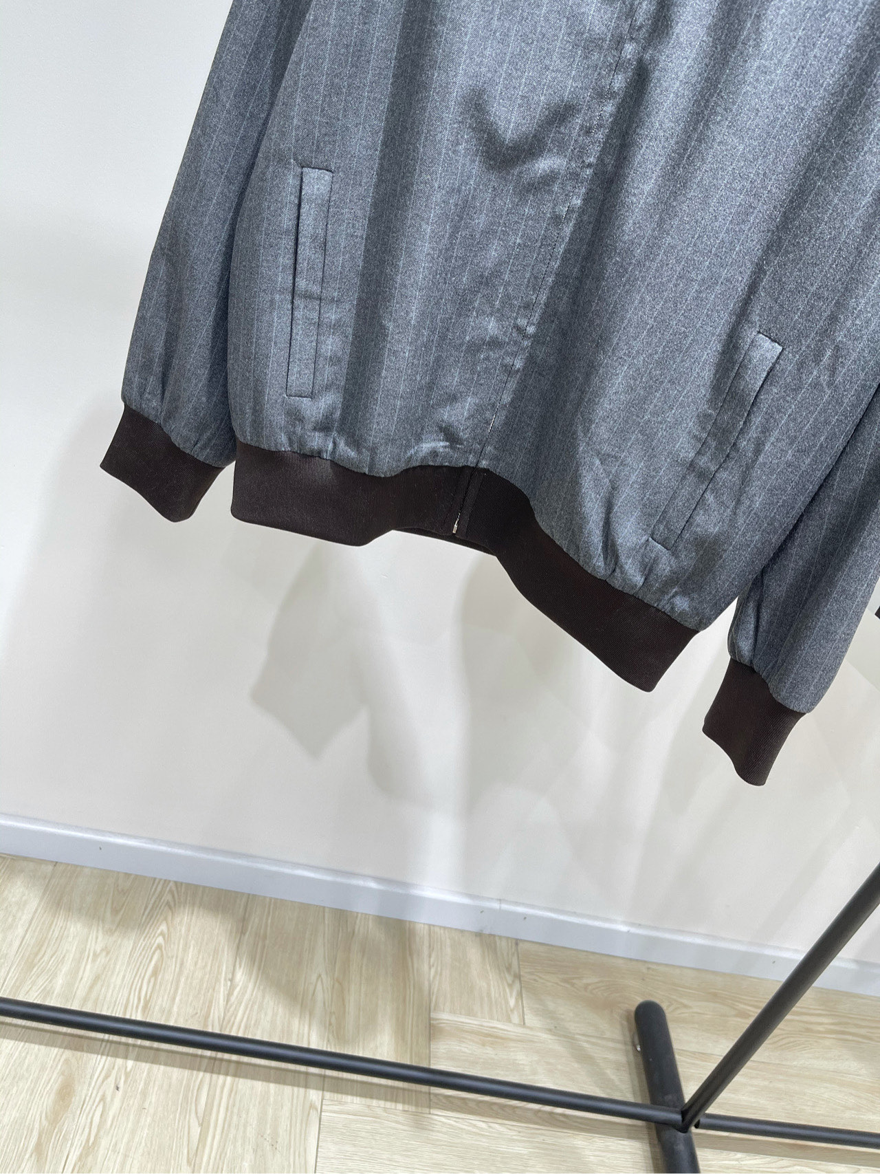 【M棕边灰细条纹拉链夹克】🔺，面料：精纺人棉颜色：灰色𝐌𝐈𝐔 𝐌𝐈*｜运动外套+百褶半裙套装25SS早秋