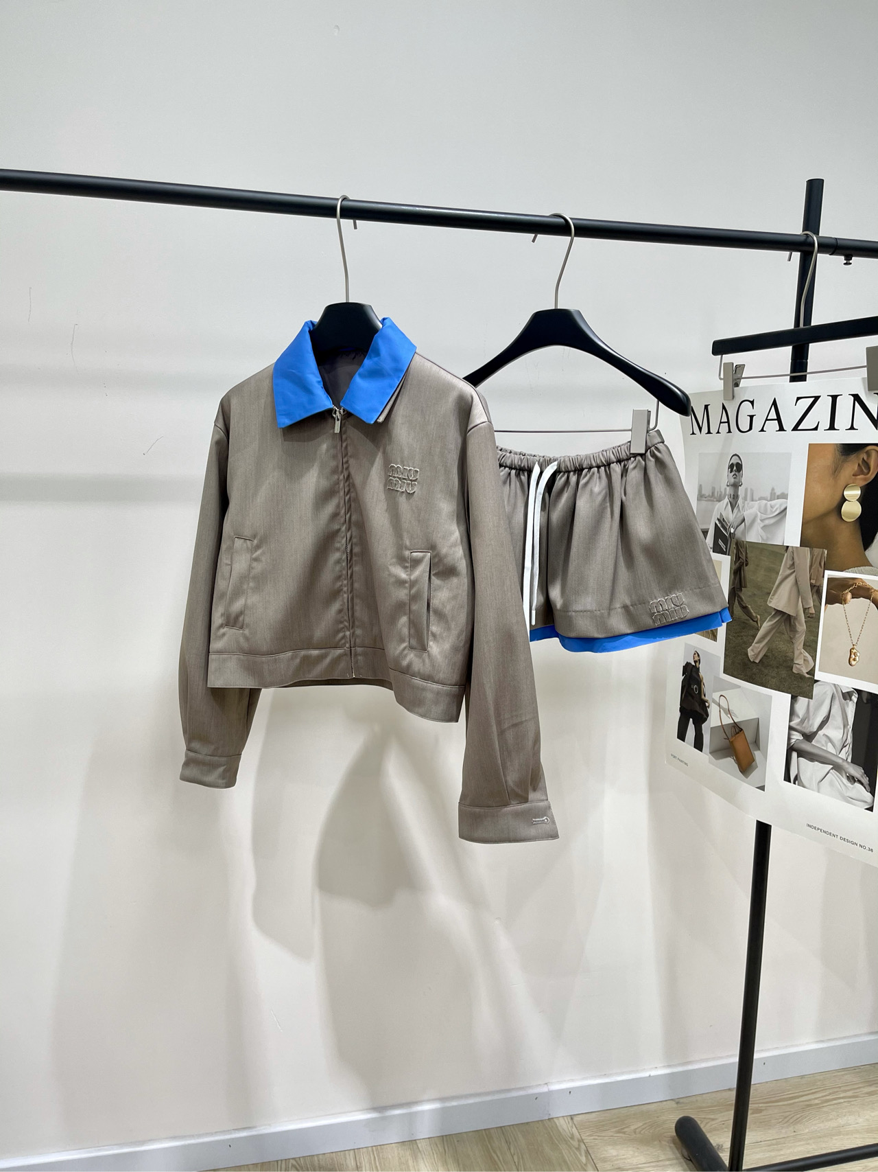 NO:501963,Jacket, Skirt P【M blue-edged gray Gaardian jacket + puffy short skirt】, fabric cotton Gaardian color gray *｜Gadian jacket + puffy skirt 25SS early autumn new style is available!  The unique design of this work jacket is reinterpreted with Gadain fabric slightly short cut with a special removable blue poplin neckline This is an experimental wardrobe element Combining female and male details The skirt combines exquisite craftsmanship with innovative experiments Elastic waist with drawstring decoration The blue splicing at the tail of the skirt adds a sense of design to the entire skirt A-line style, side letter logo design Jacket tiles S shoulder width 46, bust 106, 49, sleeve length 54 M shoulder width 47, bust 50, sleeve length 55 L shoulder width 48, bust 114, 51, sleeve length 56 Skirt tiles S waist proof inner backing S waist 66 stretch, hip circumference, skirt length 28 M waist circumference 70 stretch, hip circumference 114, skirt length 29 Skirt tiles S waist circumference 66 stretch, hip circumference, skirt length 28 M waist circumference 70 stretch, hip circumference 114, skirt length 29  L waist circumference 74 elasticity, hip circumference 118, skirt length 30, manual measurement will have 2~3cm errors within the normal range, skirts, jackets & coats, jackets & coats, alexander wang19860909夹克, 半裙P【M蓝边灰色华达呢夹克+蓬蓬短裙】 ,面料棉质华达呢 颜色灰色 *｜华达呢夹克外套+蓬蓬裙 25SS早秋新款上新！ 这款工装夹克的独特设计以华达呢面料重新诠释 略微短款剪裁 配有特别的可拆卸蓝色府绸领口 这是一个实验性衣橱的元素 融合了女性和男性的细节 半身裙以精湛工艺与创新实验相结合 松紧腰搭配抽绳装饰 裙尾蓝色拼接点缀给整条裙子增添了设计感 A字版型,侧边字母徽标设计 夹克平铺尺码 S肩宽46,胸围106,衣长49,袖长54 M肩宽47,胸围,衣长50,袖长55 L肩宽48,胸围114,衣长51,袖长56 半裙平铺尺码 有防走光内衬底裤 S腰围66弹力,臀围,裙长28 M腰围70弹力,臀围114,裙长29 L腰围74弹力,臀围118,裙长30 手工测量会有2~3cm误差属于正常范围,,skirts,jackets & coats,jackets & coats,alexander wang,Women's clothing