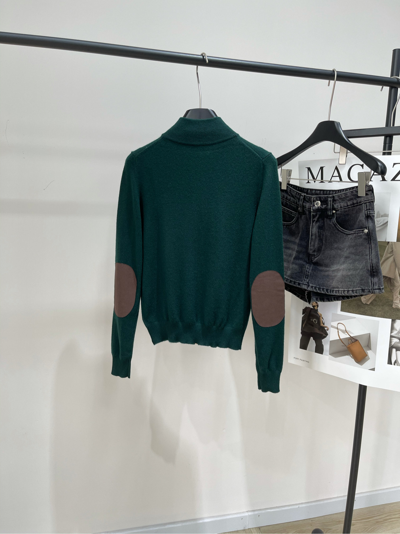 【M墨绿补丁羊绒立领拉链开衫】🔺，面料：羊绒混纺颜色：墨绿𝐌𝐈𝐔 𝐌𝐈*｜羊绒和皮革拉链立领开衫25SS