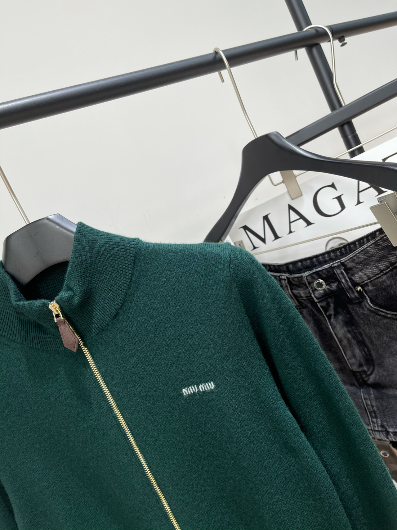 【M墨绿补丁羊绒立领拉链开衫】🔺，面料：羊绒混纺颜色：墨绿𝐌𝐈𝐔 𝐌𝐈*｜羊绒和皮革拉链立领开衫25SS