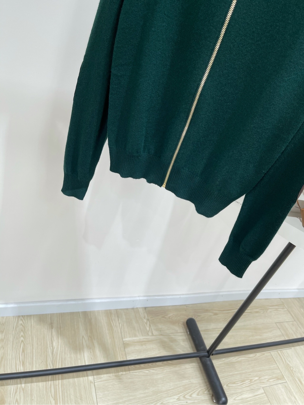 【M墨绿补丁羊绒立领拉链开衫】🔺，面料：羊绒混纺颜色：墨绿𝐌𝐈𝐔 𝐌𝐈*｜羊绒和皮革拉链立领开衫25SS