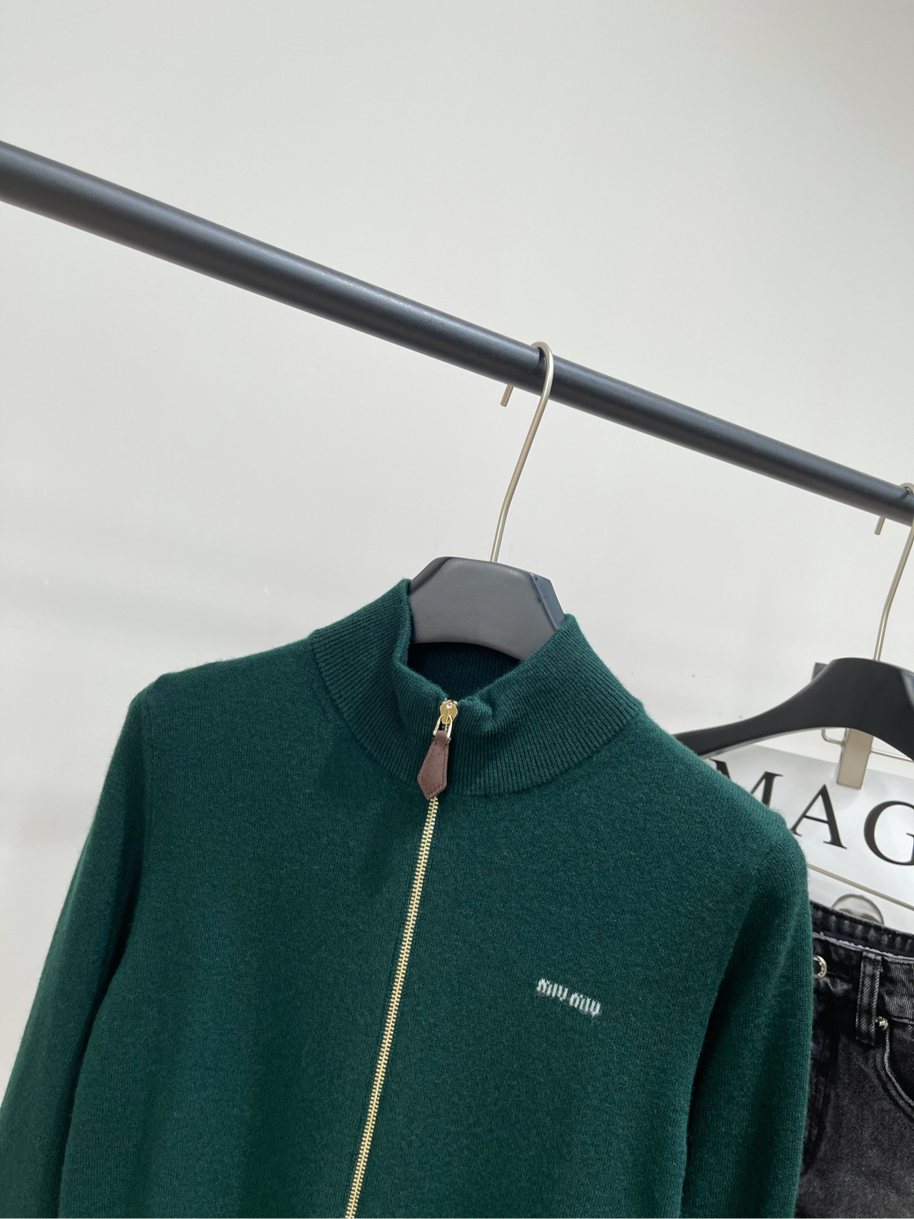 【M墨绿补丁羊绒立领拉链开衫】🔺，面料：羊绒混纺颜色：墨绿𝐌𝐈𝐔 𝐌𝐈*｜羊绒和皮革拉链立领开衫25SS