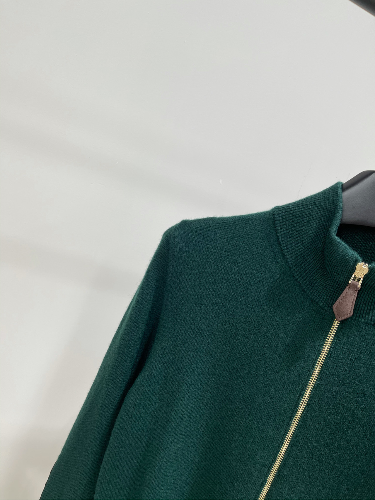 【M墨绿补丁羊绒立领拉链开衫】🔺，面料：羊绒混纺颜色：墨绿𝐌𝐈𝐔 𝐌𝐈*｜羊绒和皮革拉链立领开衫25SS